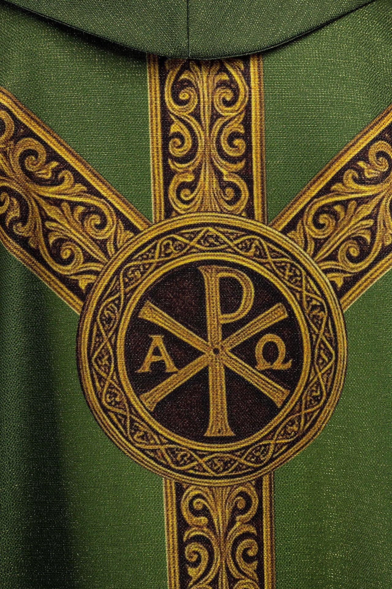 Kasel Pax grün mit reicher goldener Verzierung - MESSGEWANDER.DE