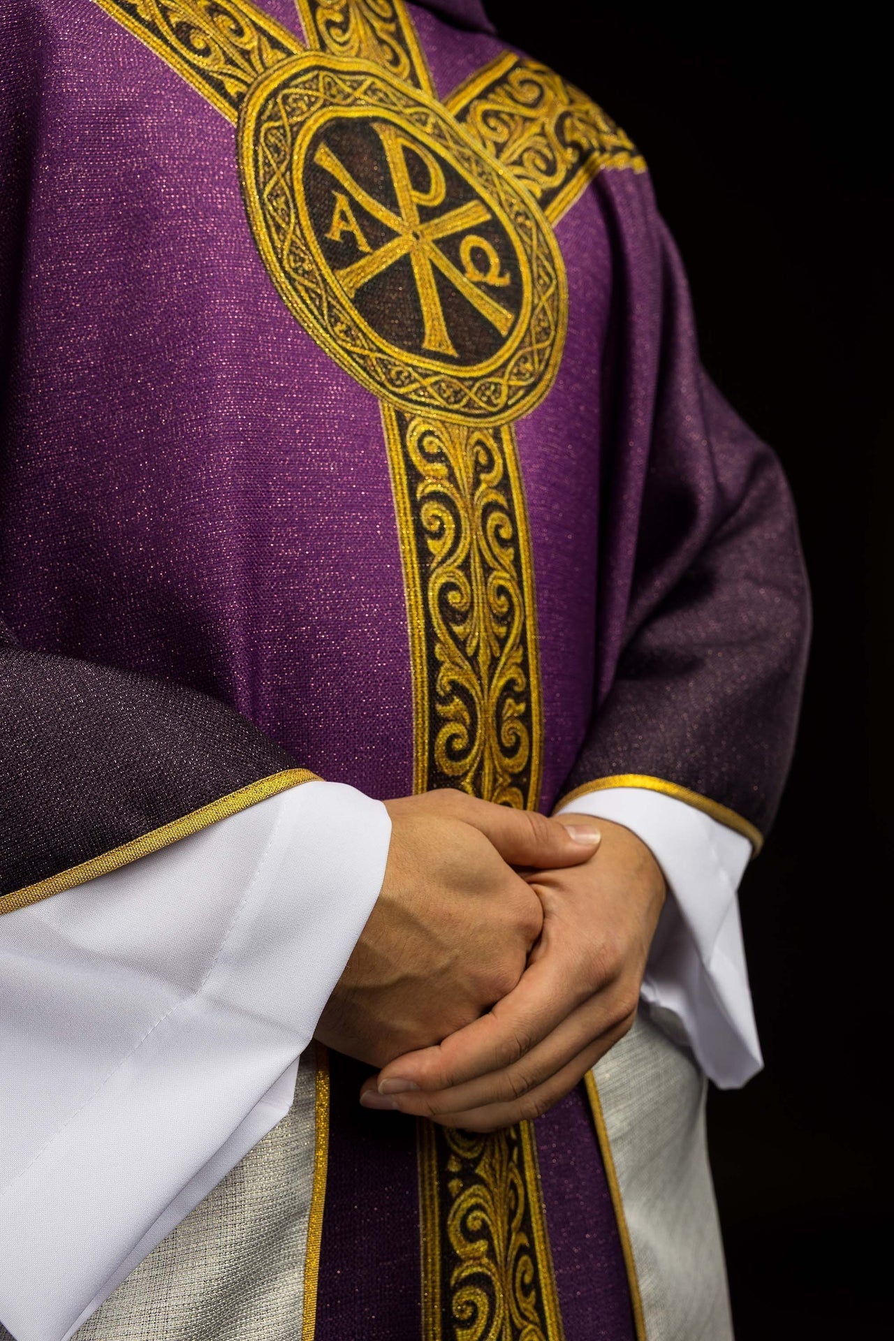 Kasel Pax violett mit reicher goldener Verzierung - MESSGEWANDER.DE