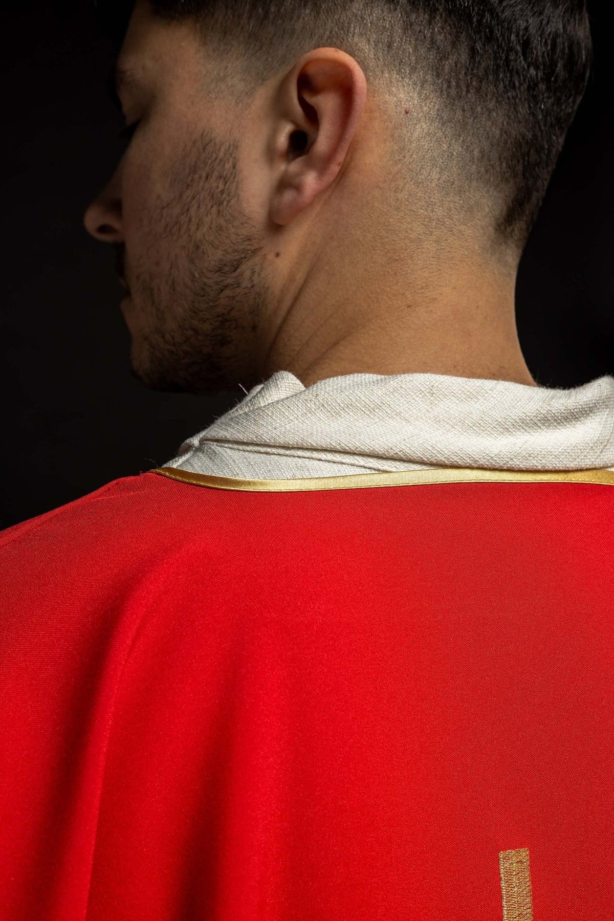 Rote Dalmatik, Detail des roten Stoffes und goldener Einfassung am Ärmel