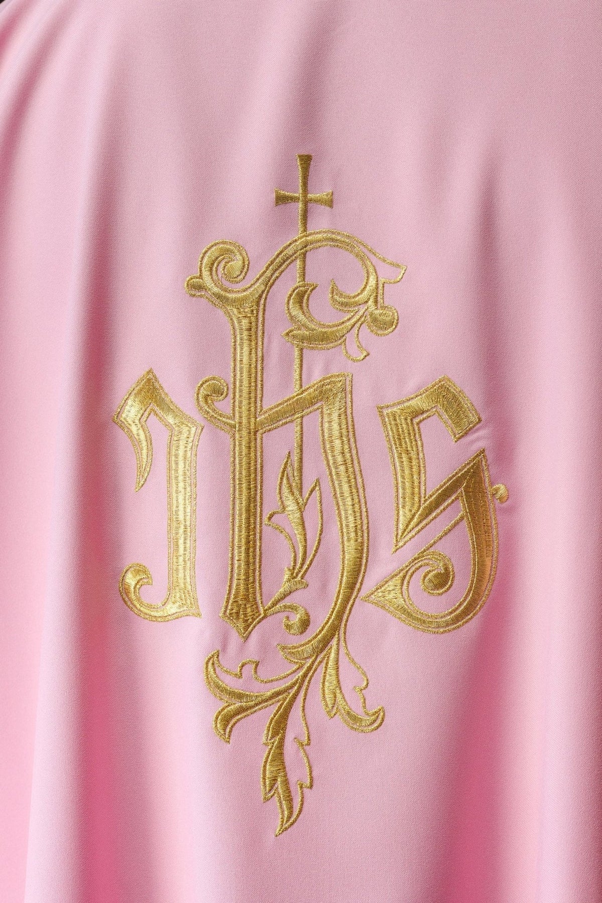 Rosa Dalmatien, Nahaufnahme der goldenen IHS-Stickerei mit Kreuz und Ranken