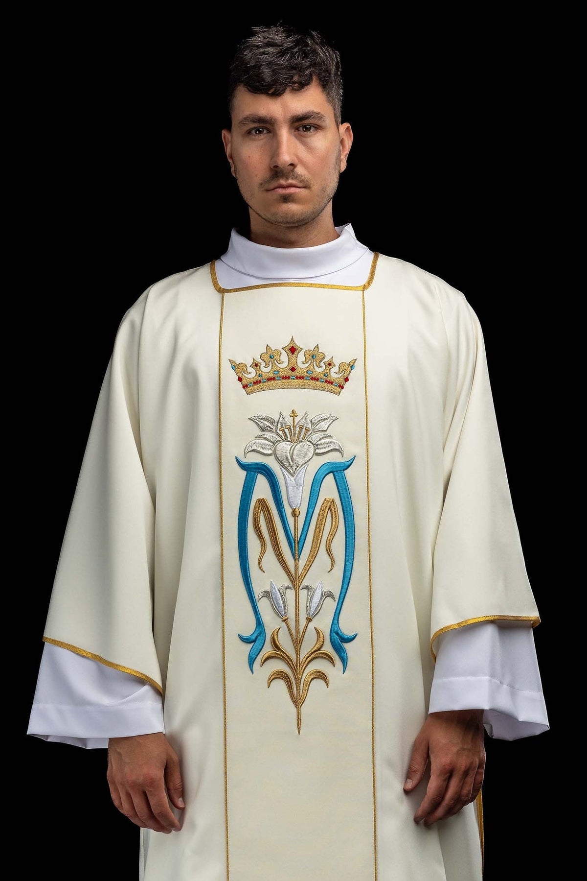Bestickte Dalmatik mit marianischem Symbol Ecru, Vorderansicht mit gold-blauem Marienmotiv und Krone