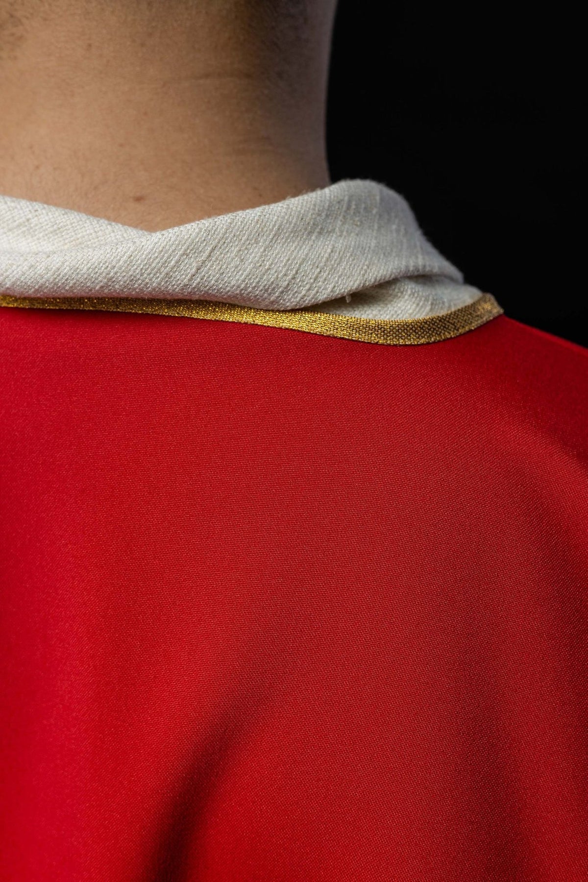 Rote Dalmatik mit goldener Borte, Detail der Halsborte