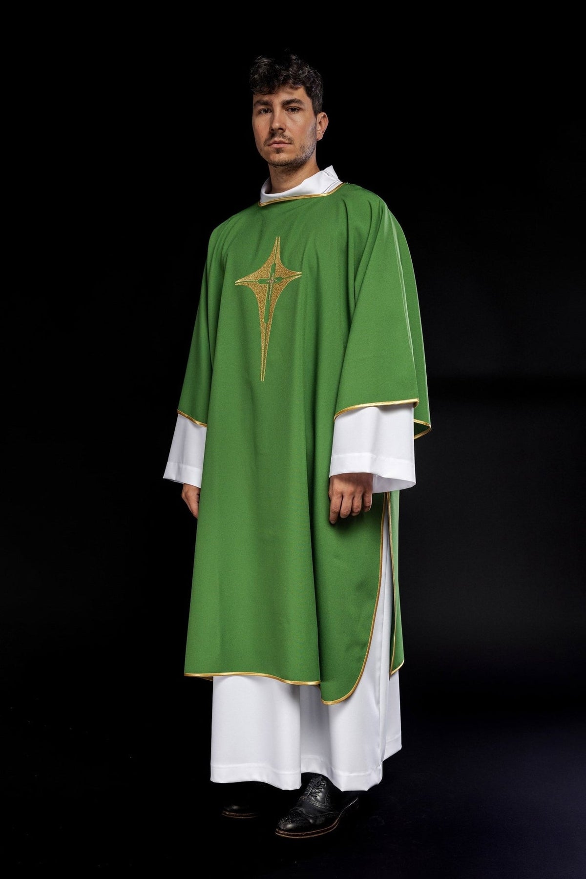 Grünes Dalmatien mit Goldkreuz, schräge Vorderansicht und goldenen Saumkanten