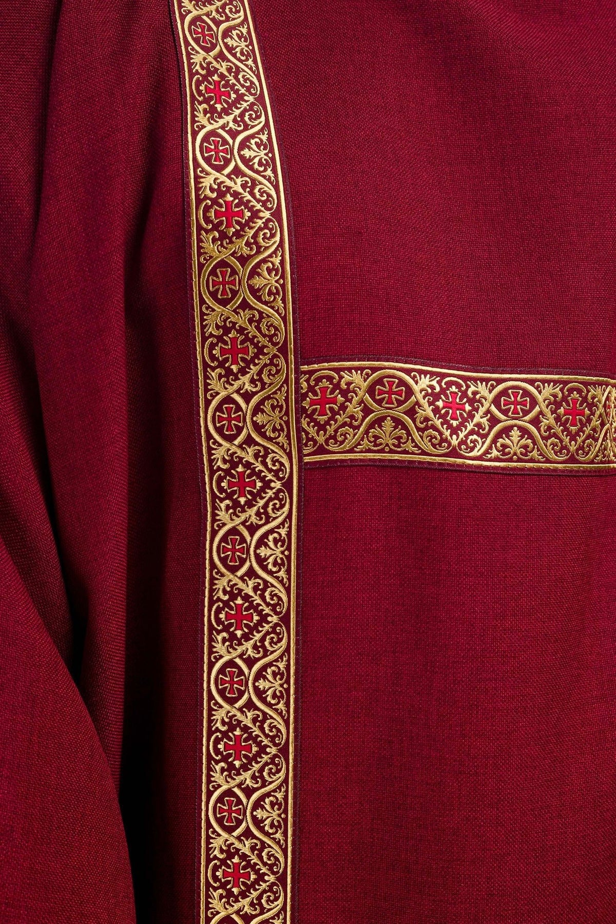 Rote Dalmatika, Nahaufnahme der goldenen Jacquardbänder mit Kreuzen