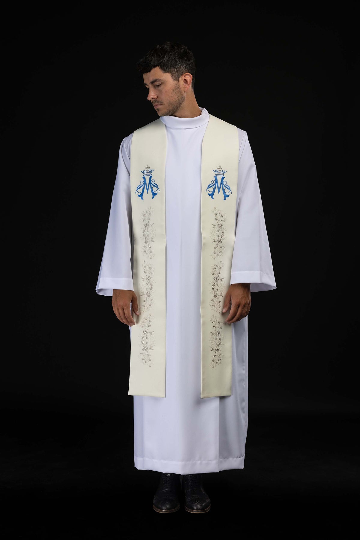 Bestickte marianische Stola ecru, frontal getragen mit blauem Marienmonogramm und silberner Ornamentstickerei
