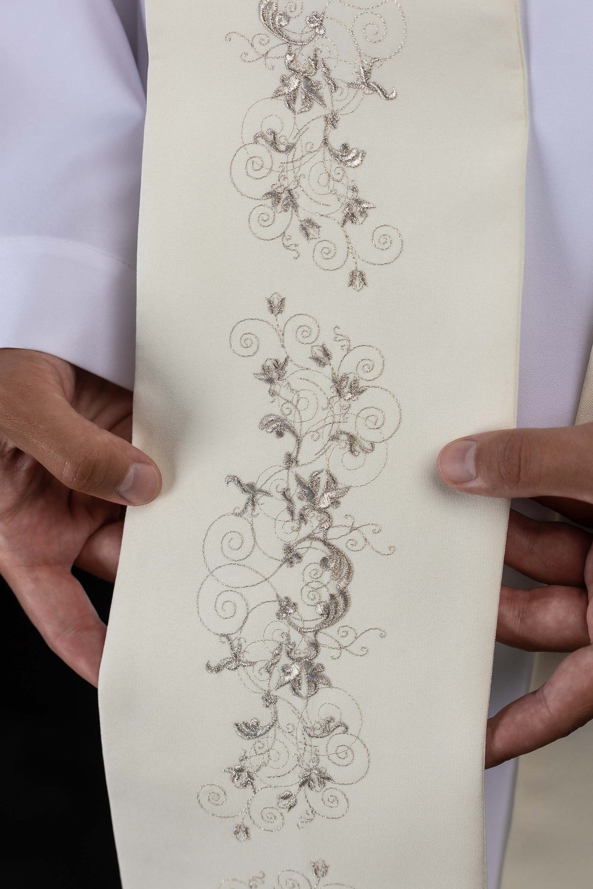 Marianische Stola, Nahaufnahme der silbernen floralen Ornamentstickerei auf Ecru-Stoff