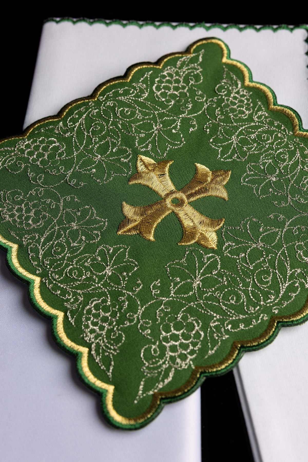 Geschweifte grüne Palla mit goldenem Kreuz und silberner Blumenstickerei