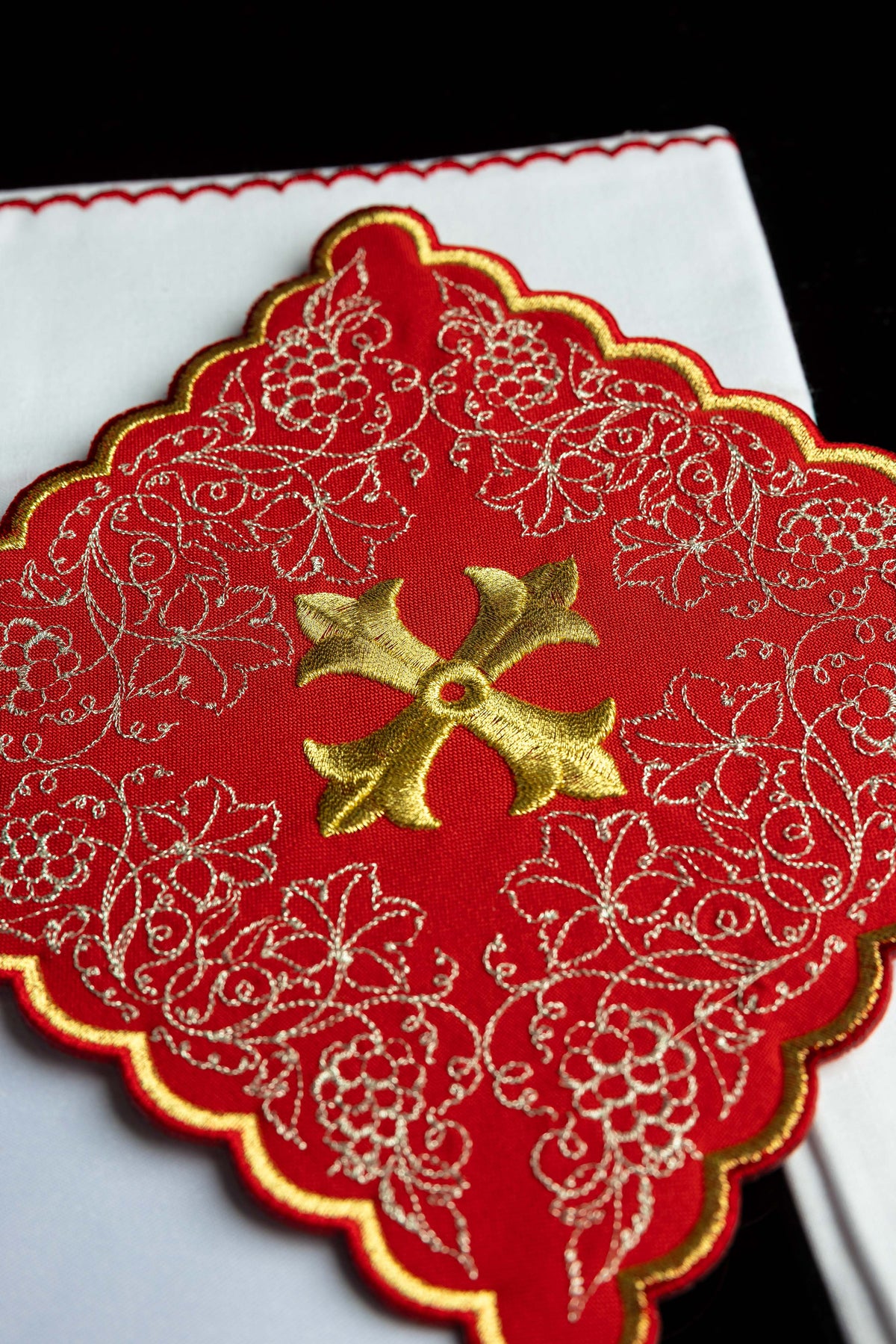 Kelchwäsche-Set mit Nahaufnahme des roten Kelchvelums und goldenen Kreuzes