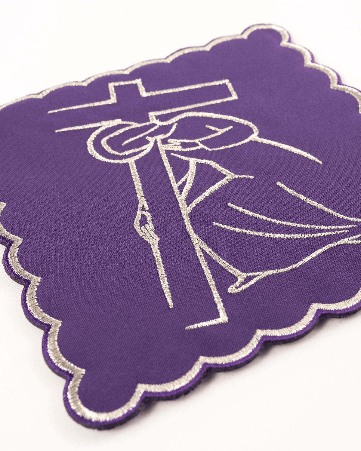 Violette Palla mit silberfarbenem Kreuzwegmotiv und gewelltem Rand, Detailansicht
