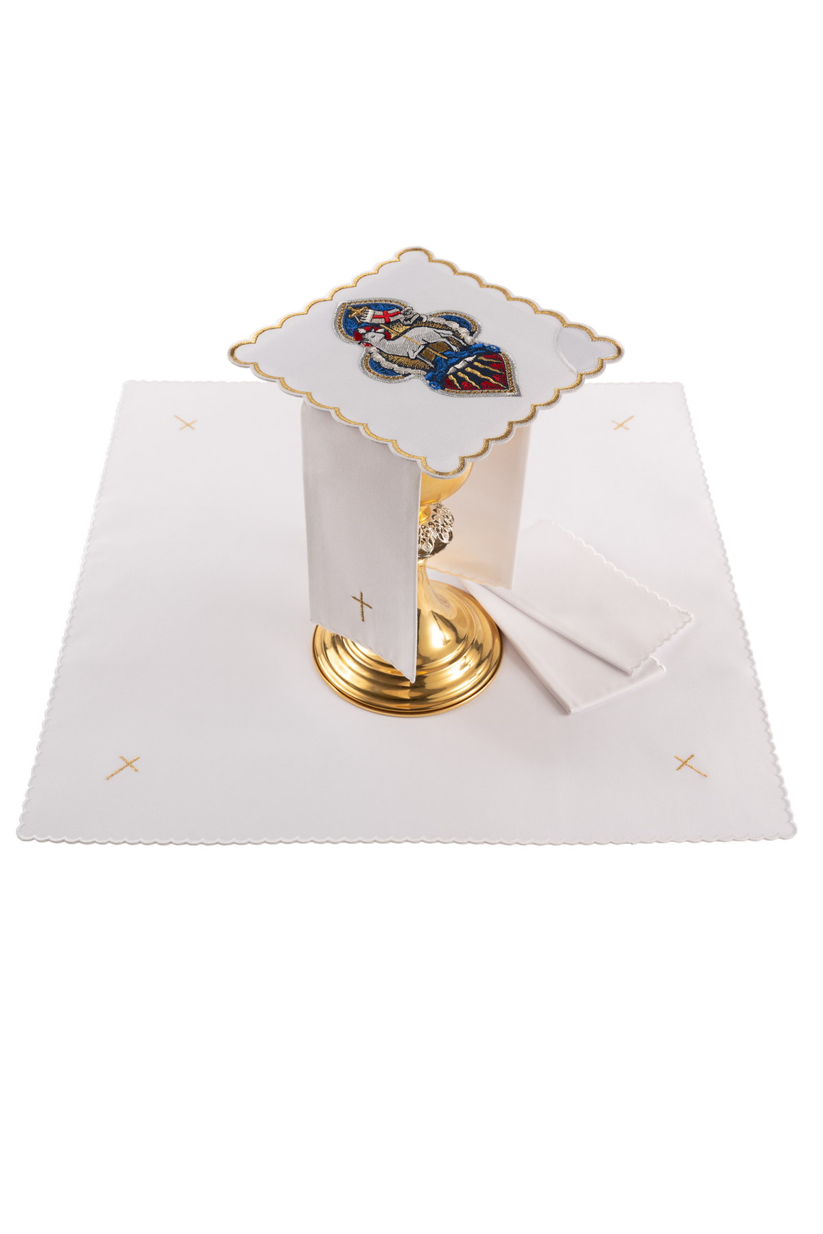 Kalchwäsche mit österlicher Stickerei des Gotteslammes, Gesamtansicht mit weißem Tuch und goldenen Kreuzen