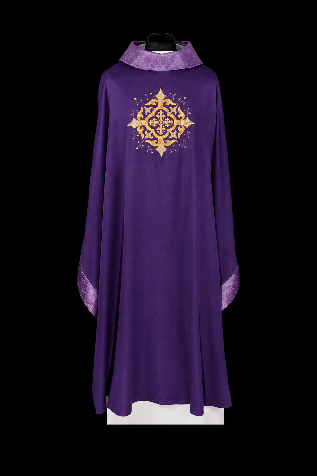 Violettes Messgewand mit gesticktem Kreuzmotiv und reicher Verzierung, Vorderansicht mit goldener Stickerei