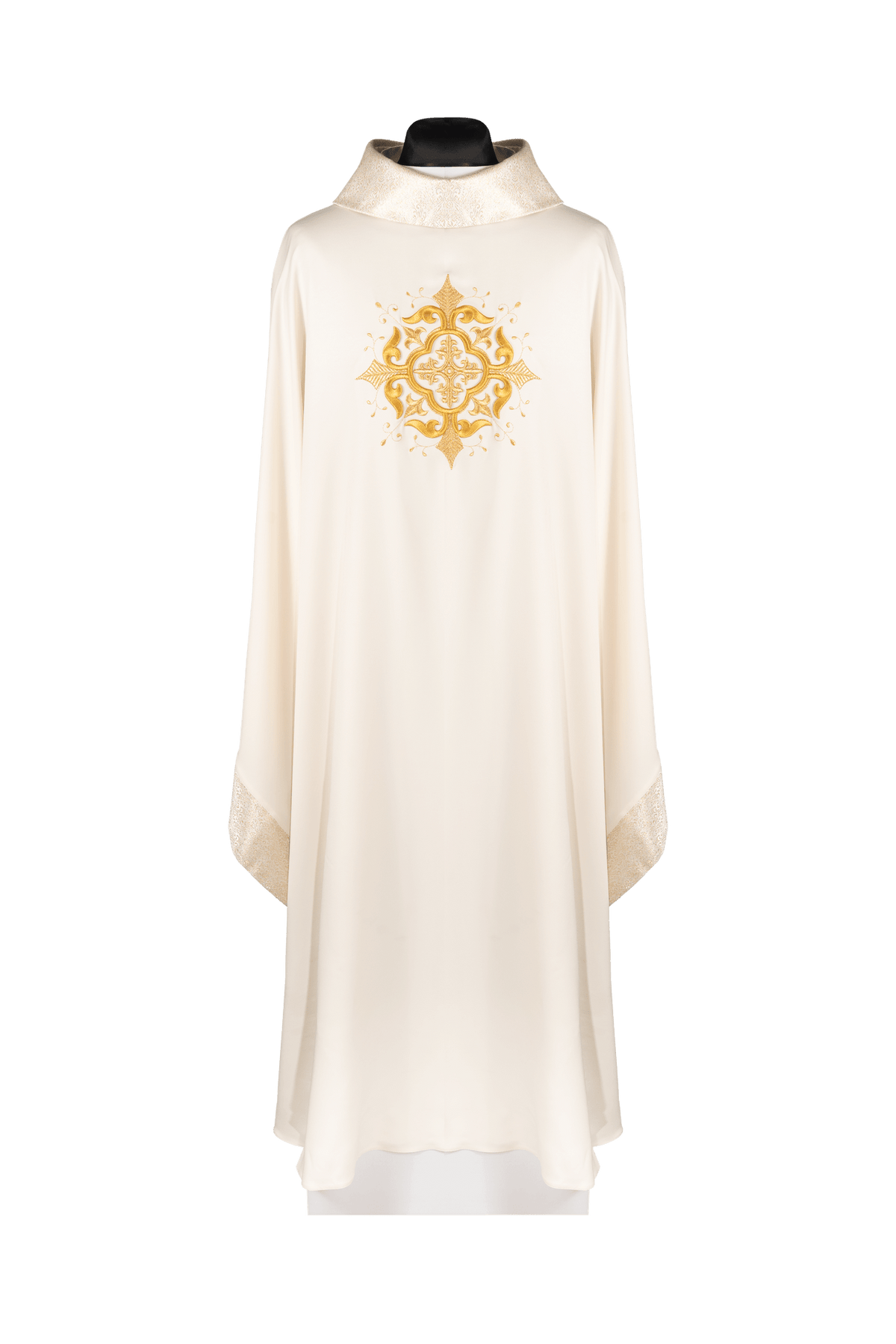 Liturgische Kasel in Ecru mit besticktem Kreuzmotiv und reicher Veredelung, Vorderansicht mit goldener Stickerei