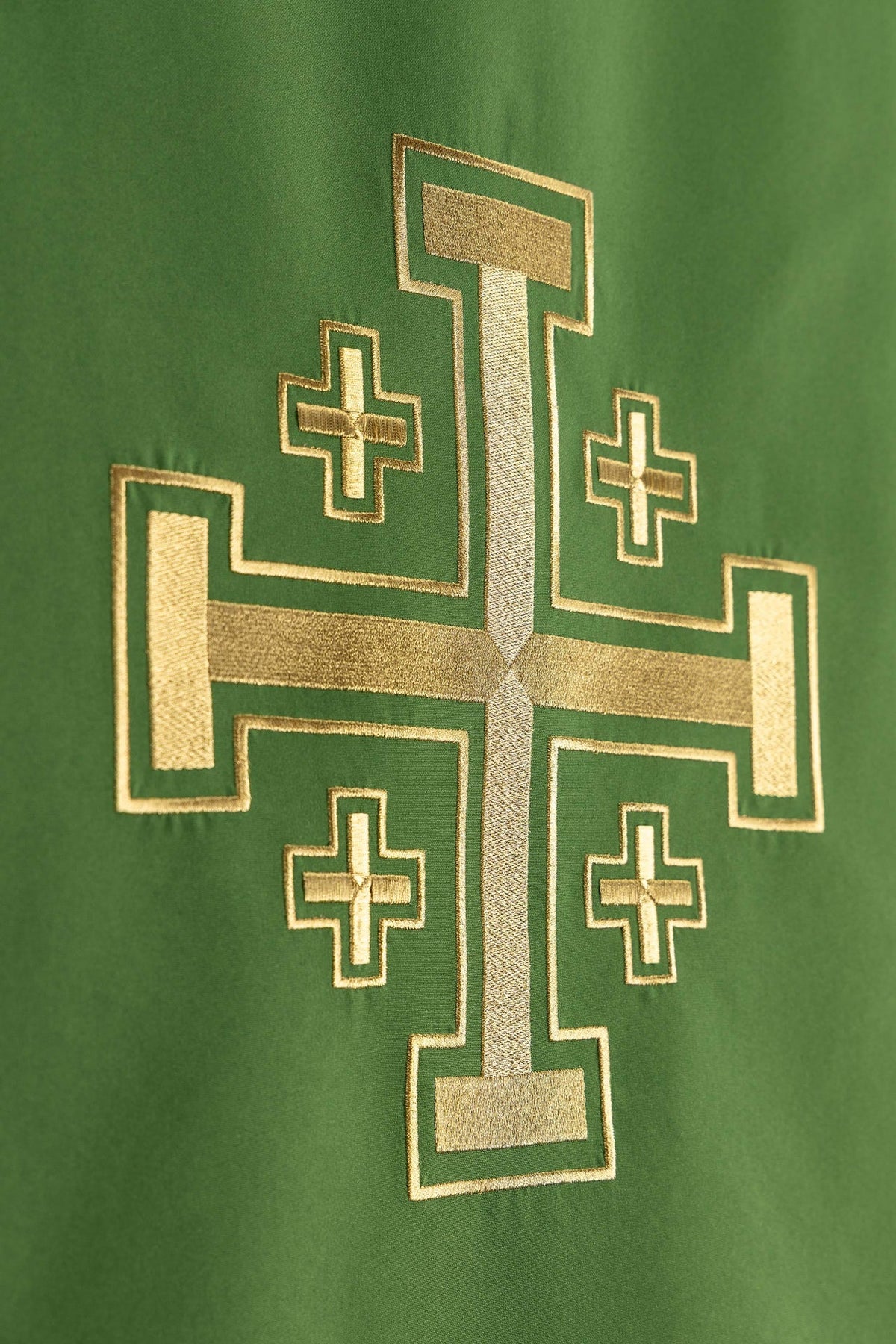 Ambotuch in grün mit Jerusalemkreuz-Stickerei, Detailansicht