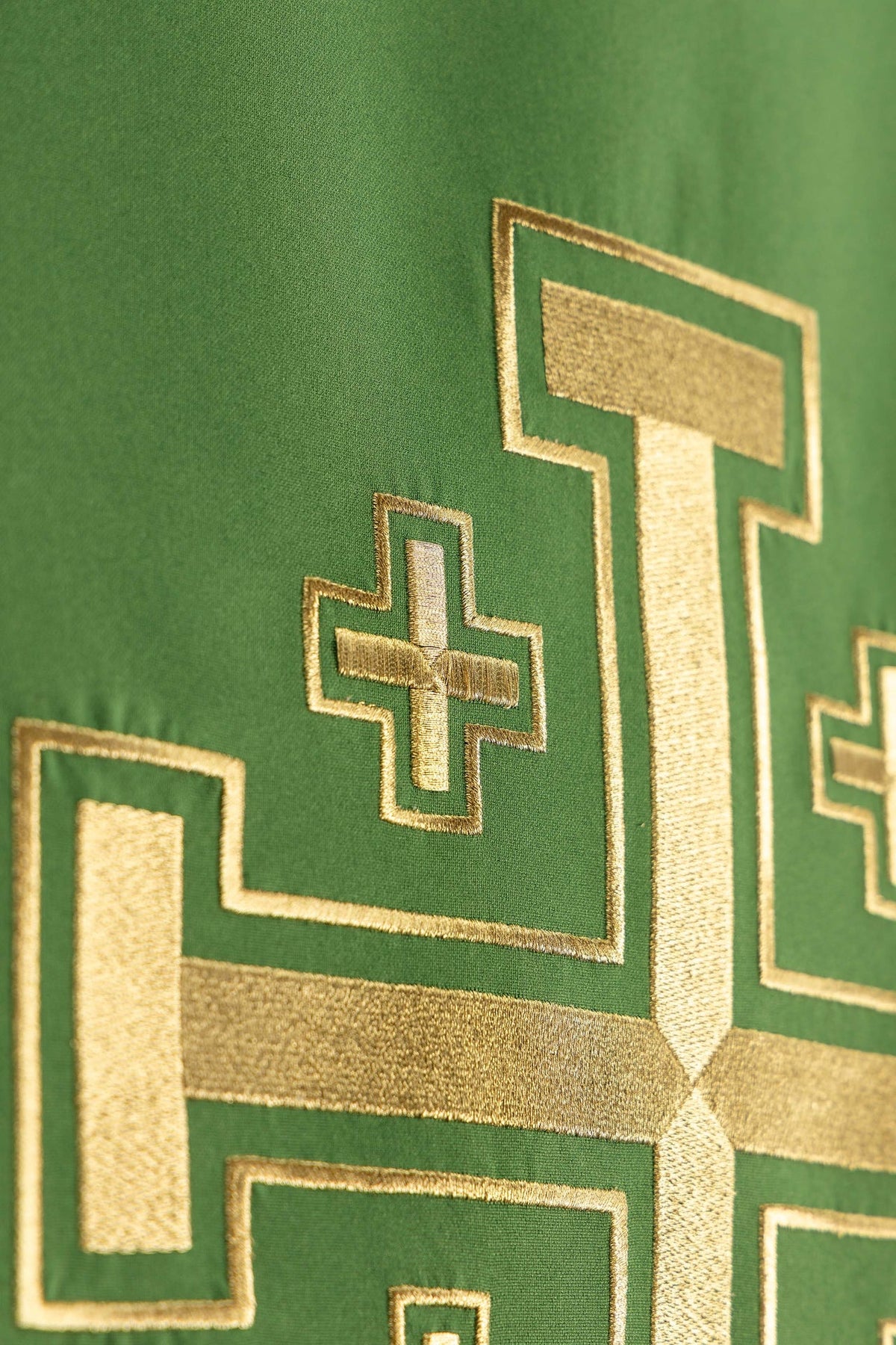 Grünes Ambotuch, seitliche Detailansicht der Jerusalemkreuz-Stickerei