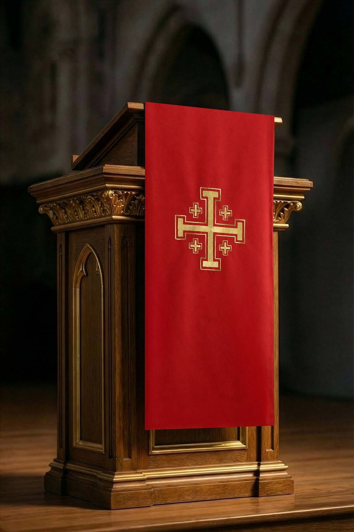 Rotes Ambotuch mit Jerusalemkreuz-Stickerei, Vorderansicht mit goldenem Kreuz