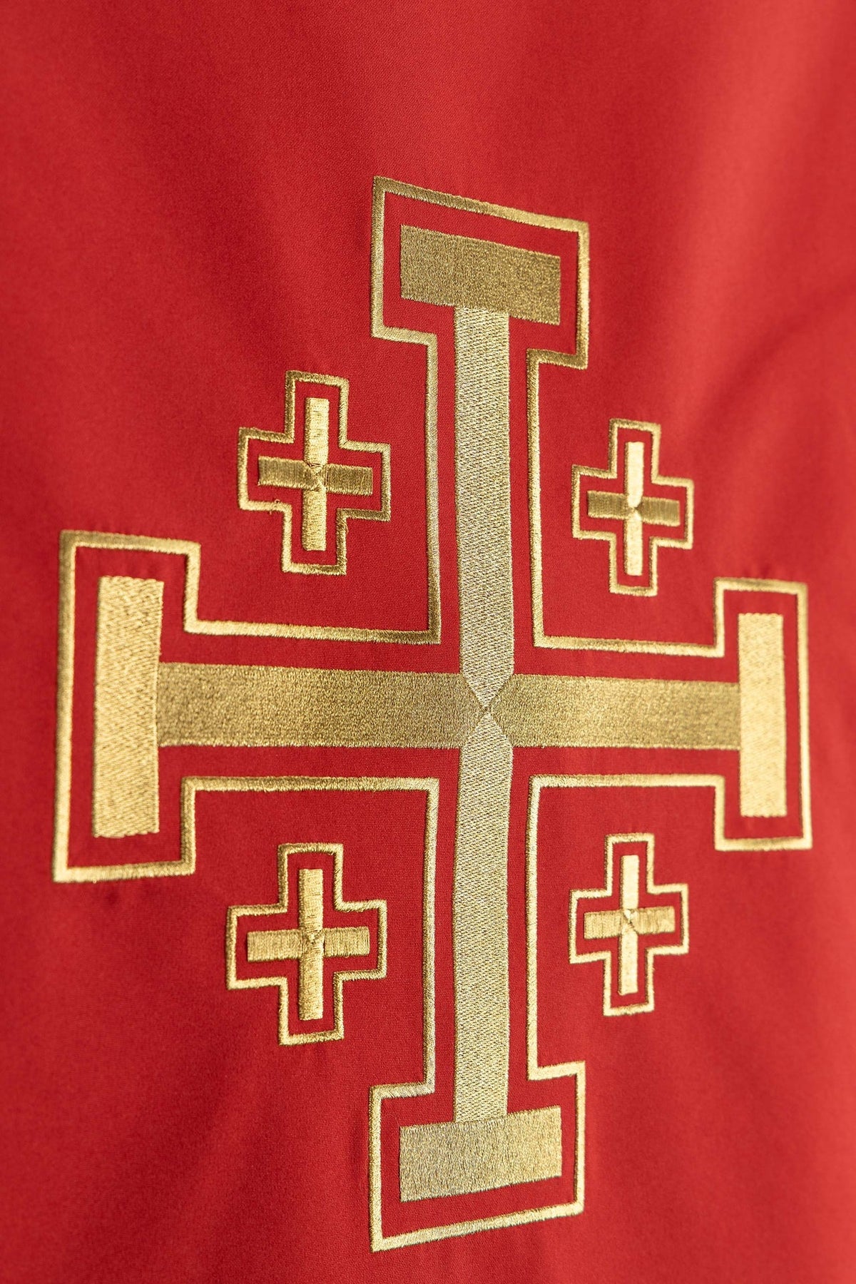 Ambotuch mit Jerusalemkreuz-Stickerei, Detail der goldenen Stickerei auf rotem Stoff