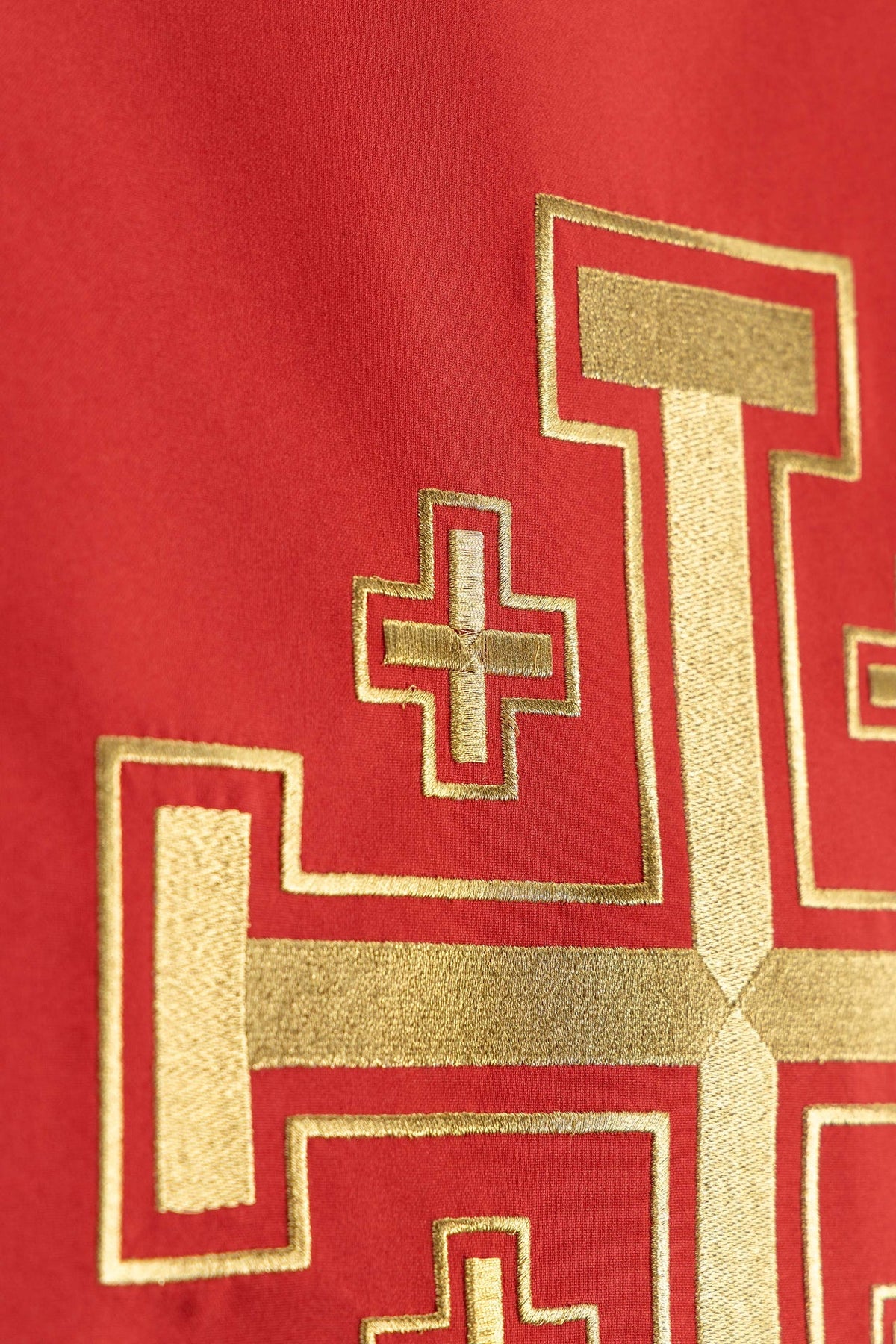 Ambotuch mit Jerusalemkreuz-Stickerei, seitliche Detailansicht des Kreuzmotivs
