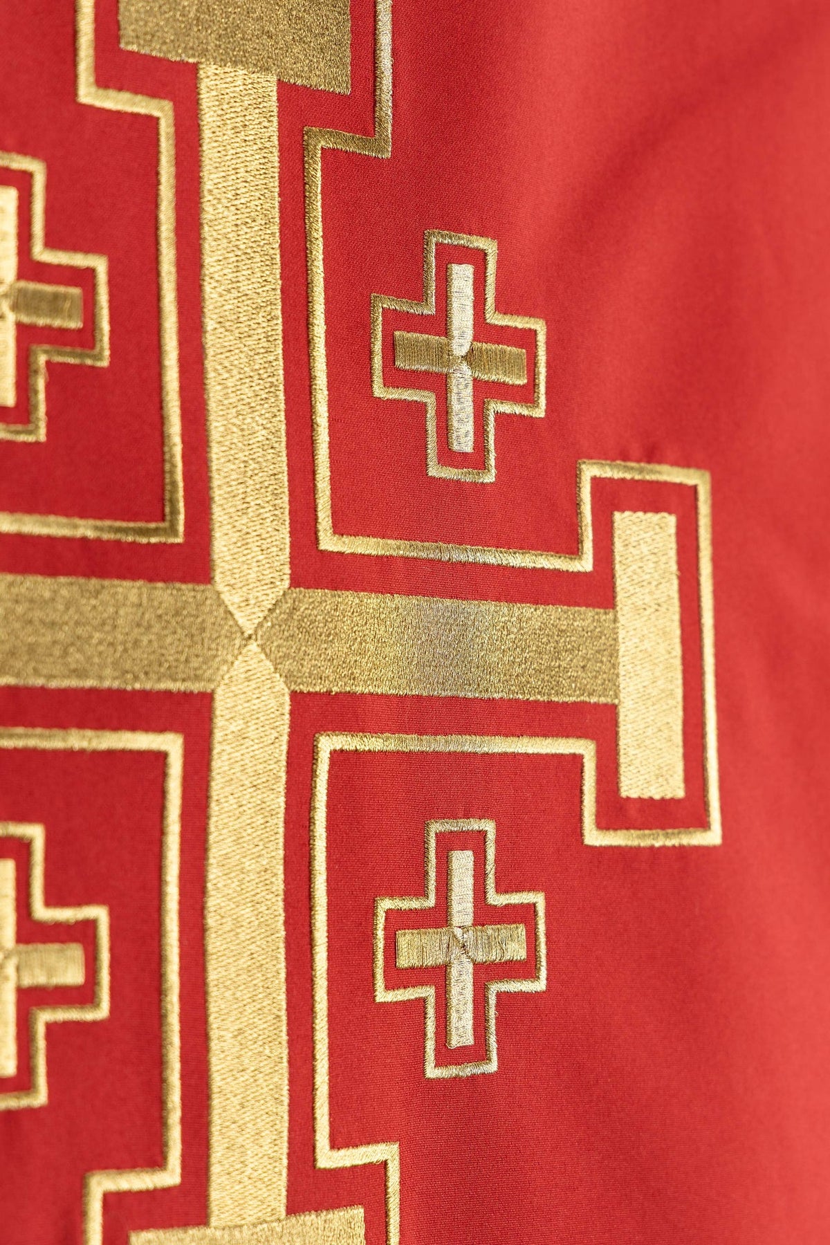 Ambotuch mit Jerusalemkreuz-Stickerei, Detail der kleinen Kreuze und goldenen Konturen