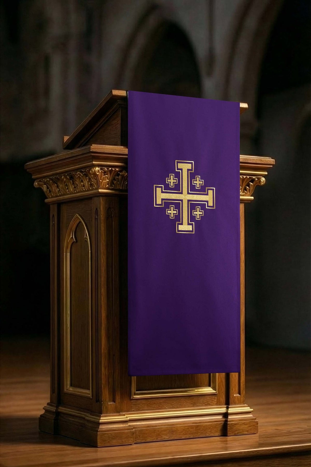 Violettes Ambotuch mit Jerusalemkreuz-Stickerei, frontal am Ambo drapiert