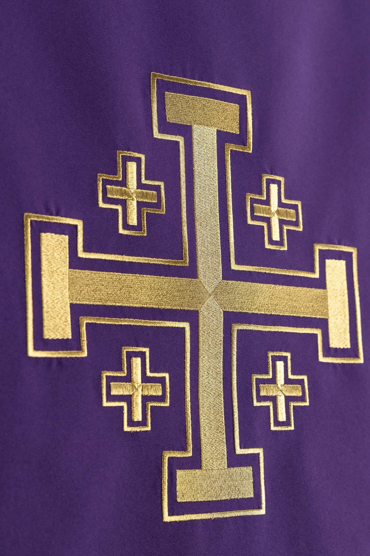 Ambotuch mit Jerusalemkreuz-Stickerei, violetter Stoff und goldene Stickerei im Detail