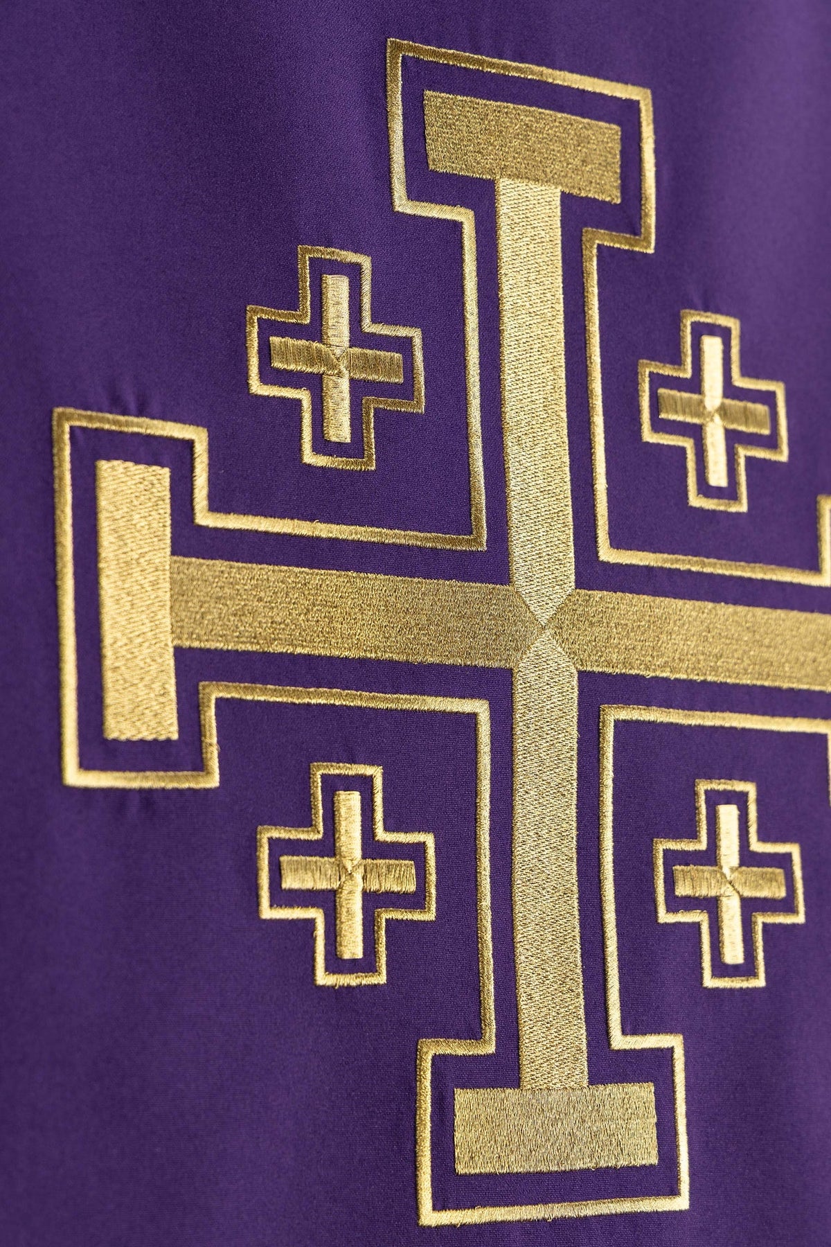 Ambotuch mit Jerusalemkreuz-Stickerei, seitliche Detailansicht der goldenen Stickerei