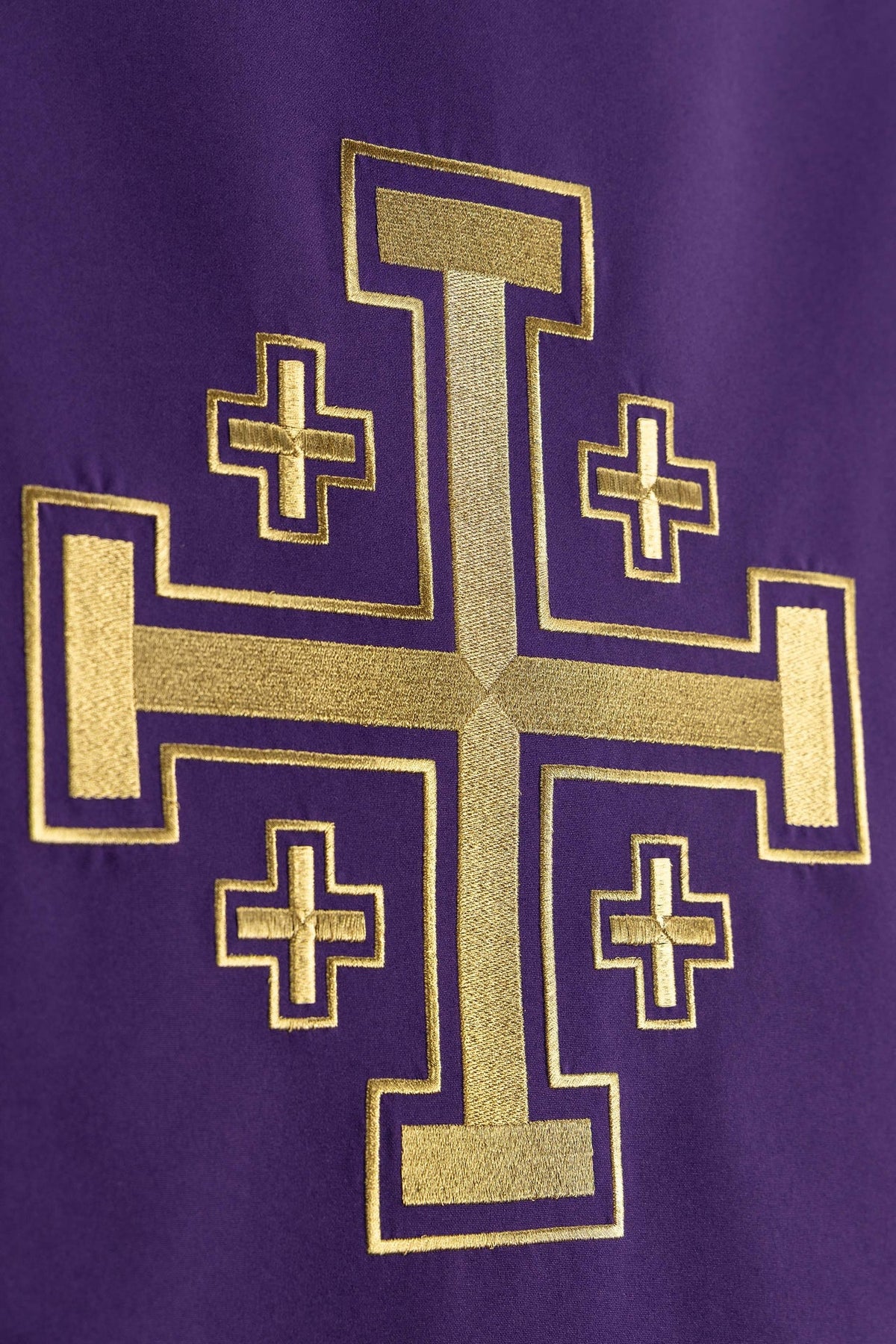 Ambotuch mit Jerusalemkreuz-Stickerei, Detailansicht des violetten Stoffes