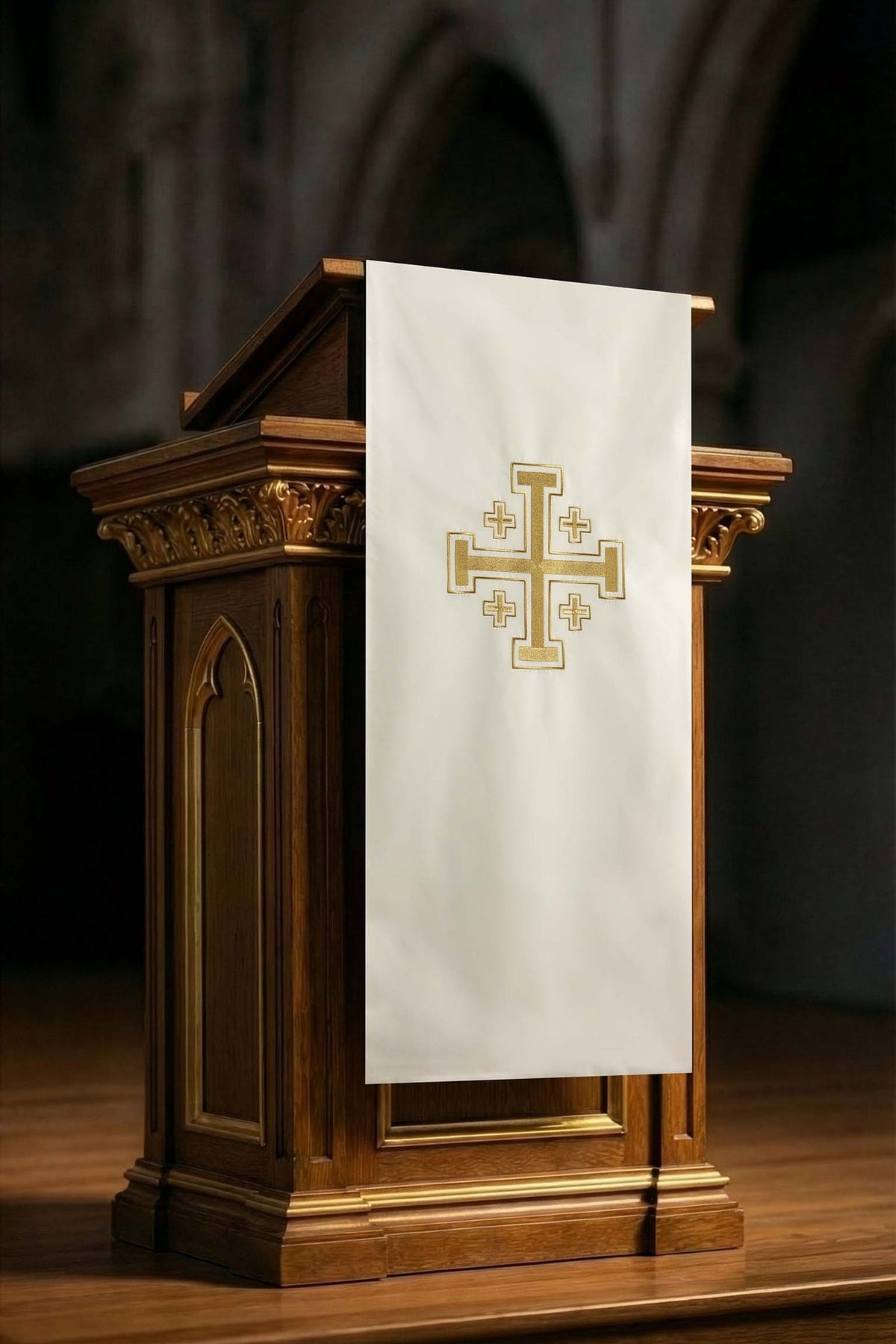 Ambotuch in Ecru mit Jerusalemkreuz-Stickerei, Vorderansicht mit goldenem Kreuz