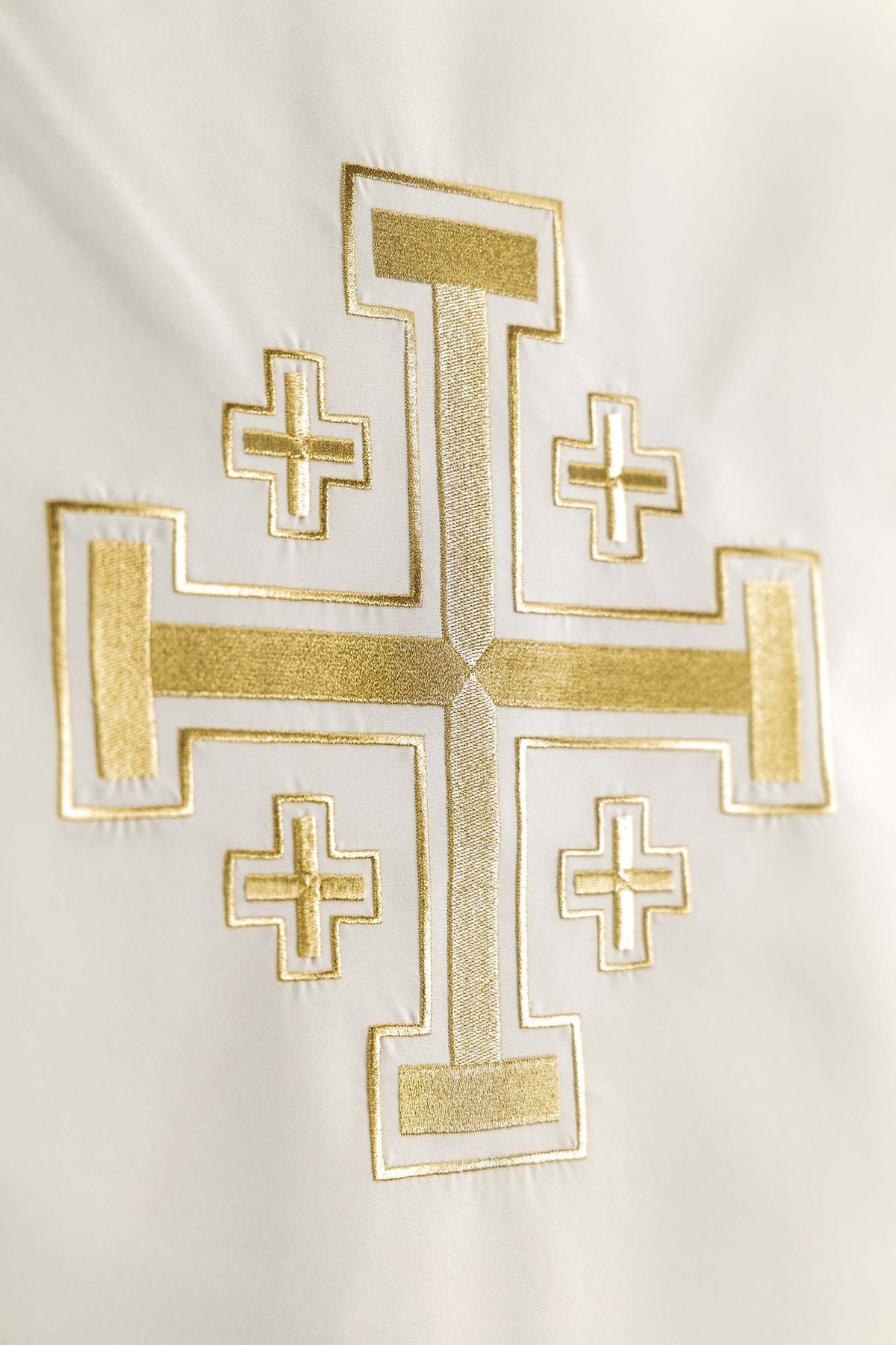 Ambotuch mit Jerusalemkreuz-Stickerei, Nahaufnahme des goldenen Kreuzmotivs