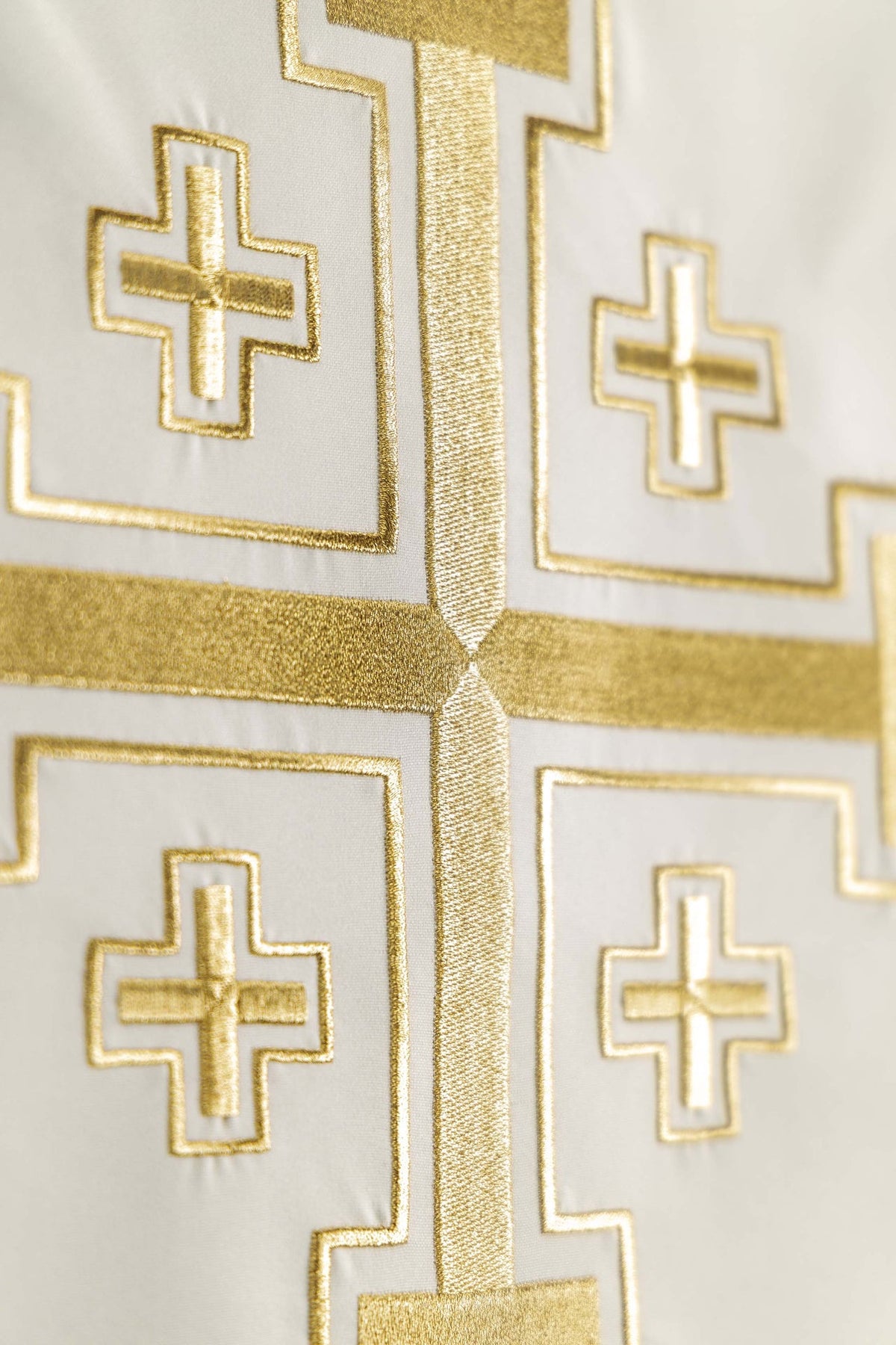 Ambotuch mit Jerusalemkreuz-Stickerei, Detail der goldenen Stickerei