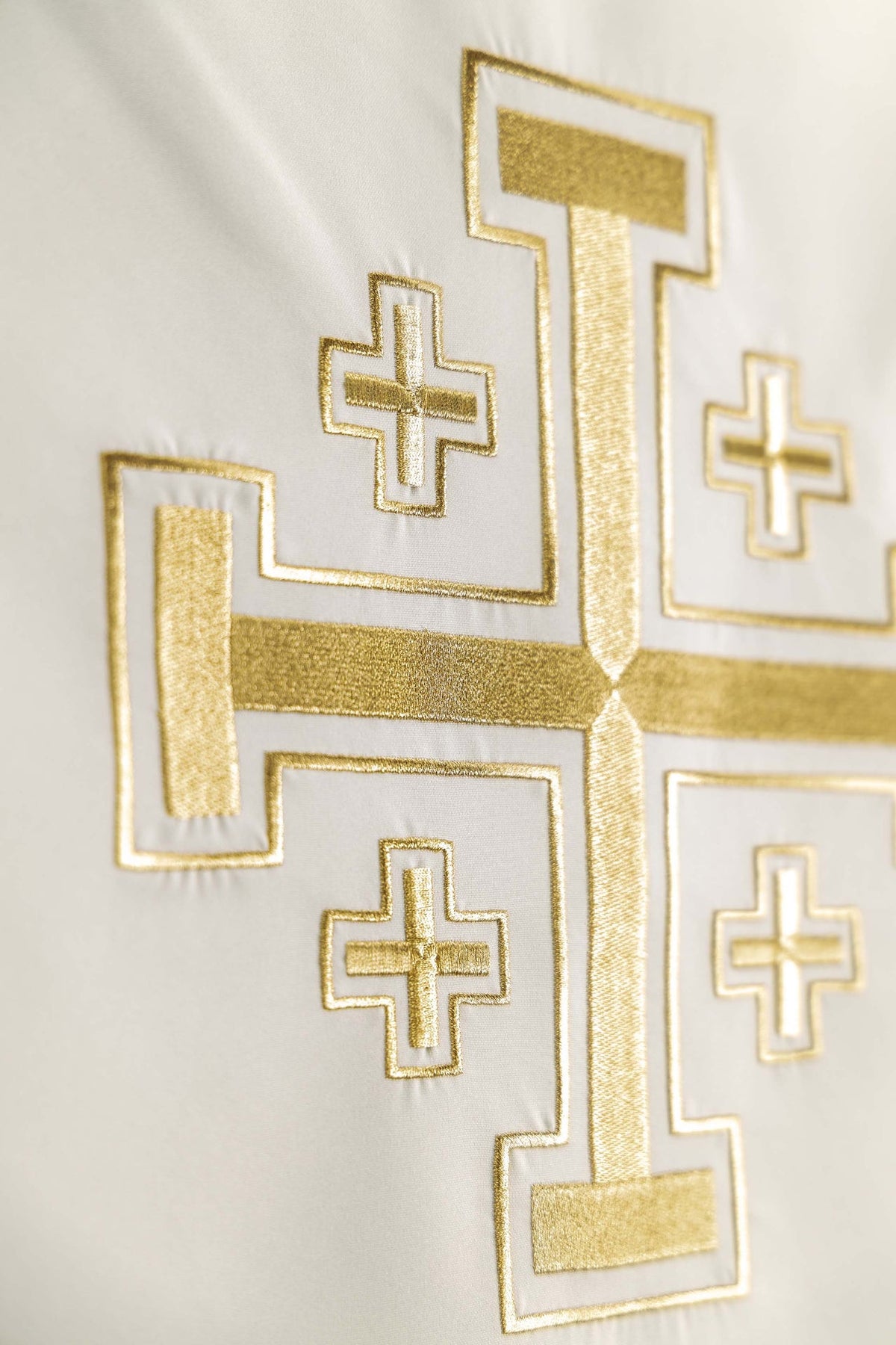 Ambotuch mit Jerusalemkreuz-Stickerei, seitliche Detailansicht des Kreuzes