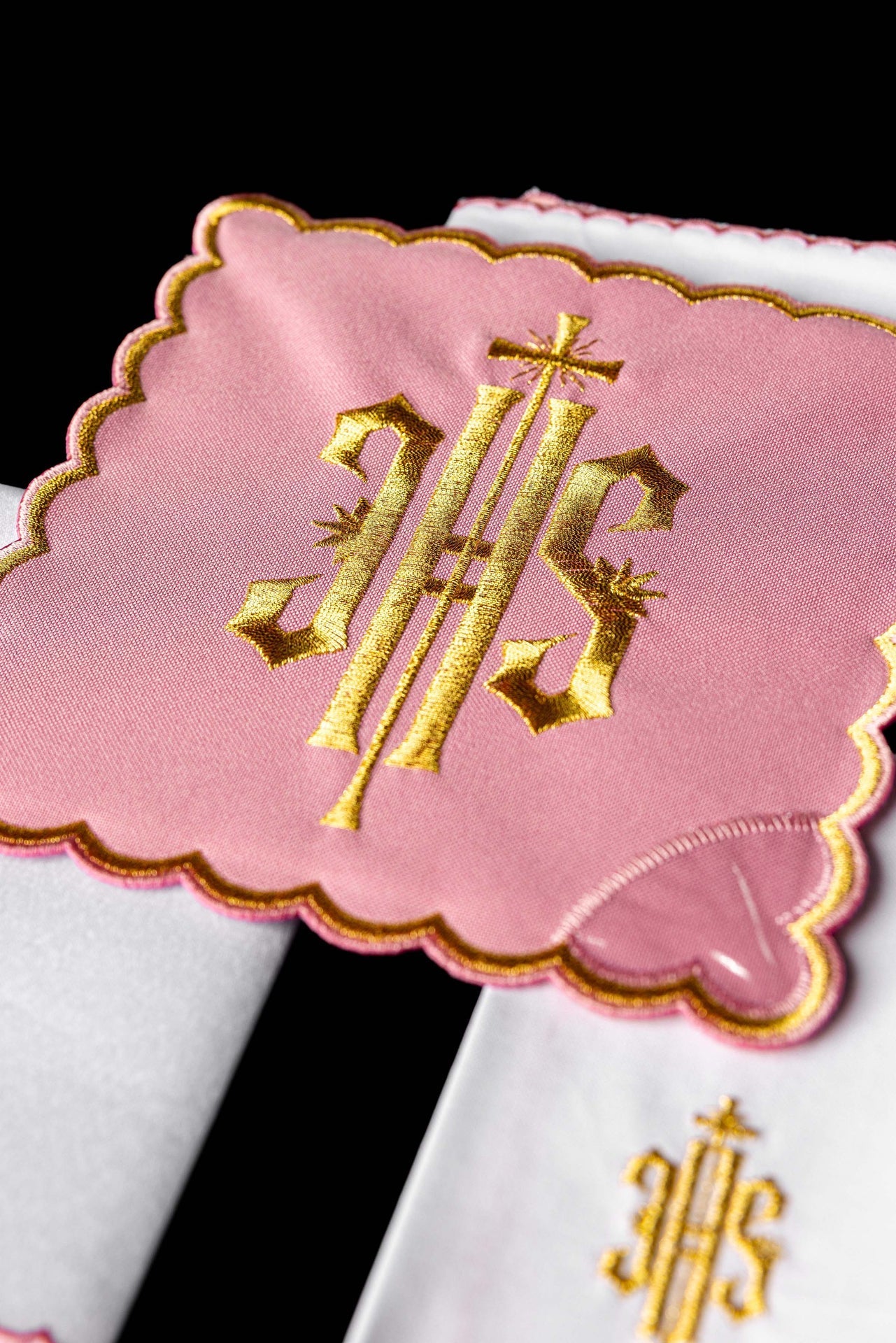 Kelch aus Leinen mit Stickerei IHS Rosa - MESSGEWANDER.DE