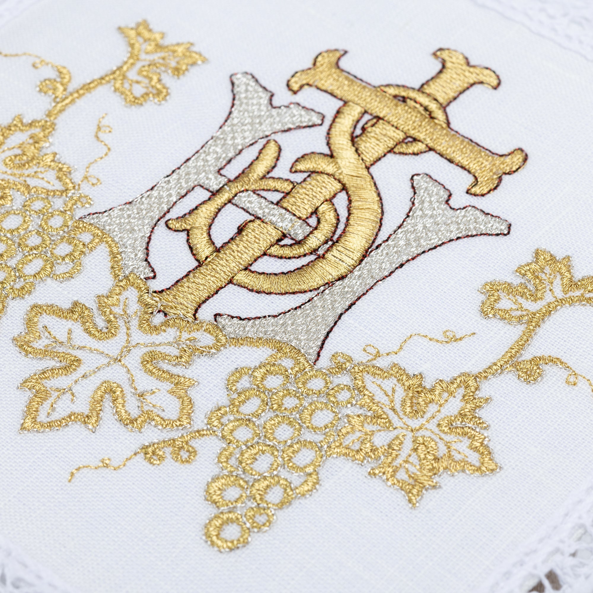 Kelch aus Leinen mit zarter goldener IHS-Stickerei - MESSGEWANDER.DE