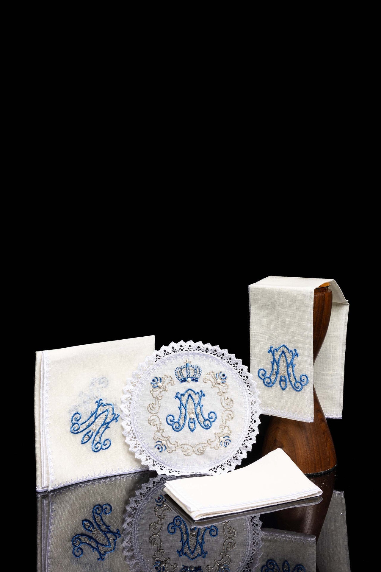Kelchwäscheset aus Leinen mit blauem Marienmonogramm - MESSGEWANDER.DE