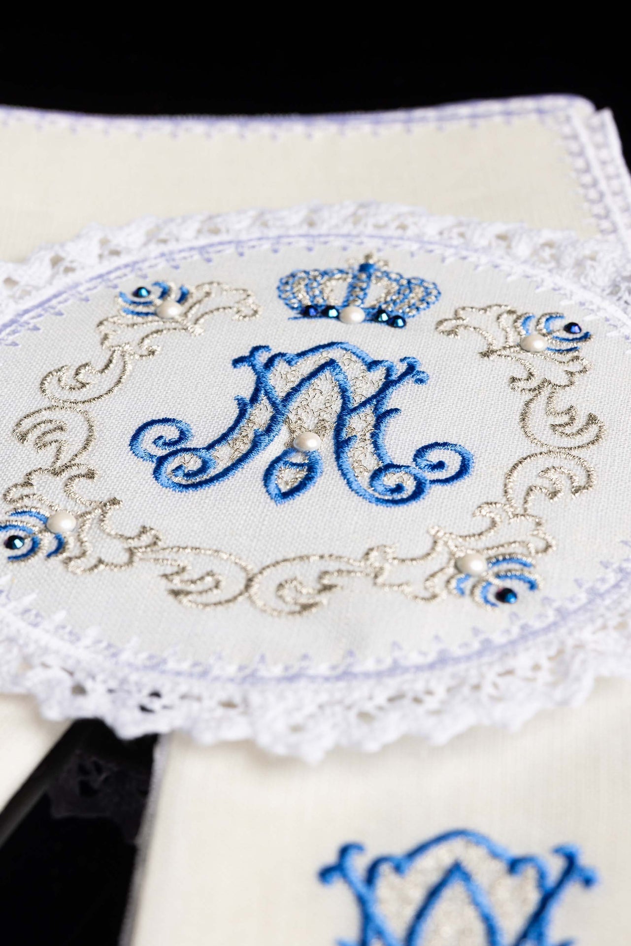 Kelchwäscheset aus Leinen mit blauem Marienmonogramm - MESSGEWANDER.DE
