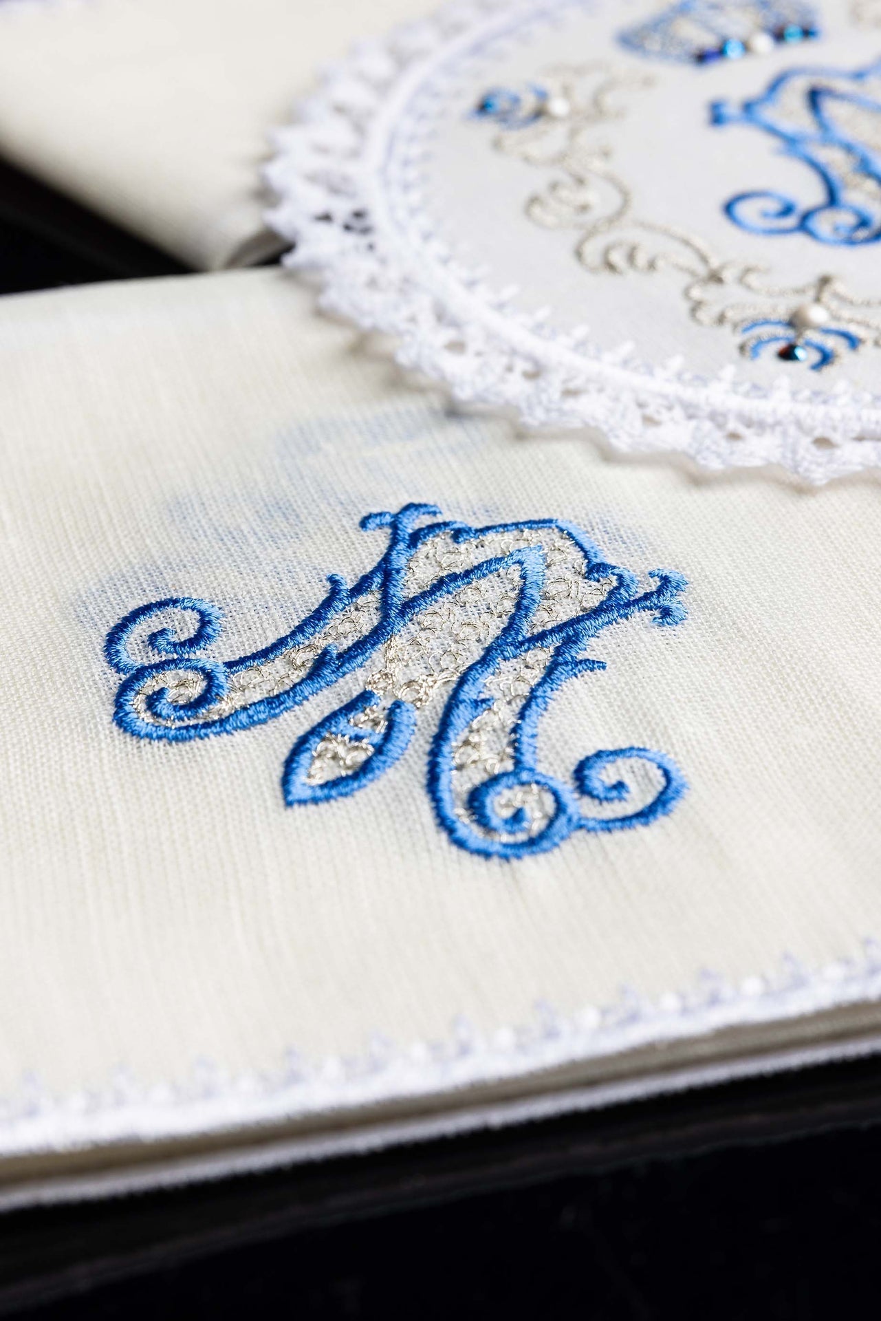 Kelchwäscheset aus Leinen mit blauem Marienmonogramm - MESSGEWANDER.DE
