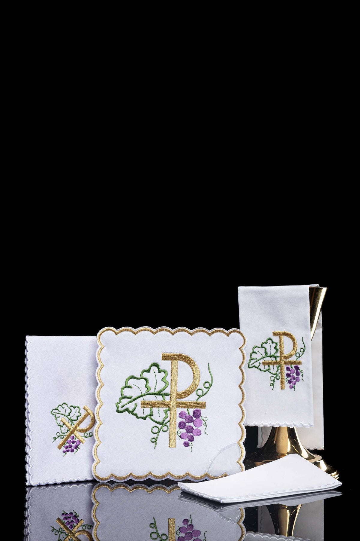 Kelchwäsche-Set in Weiß mit PAX-Symbol, violetten Trauben und Goldrand, Gesamtansicht