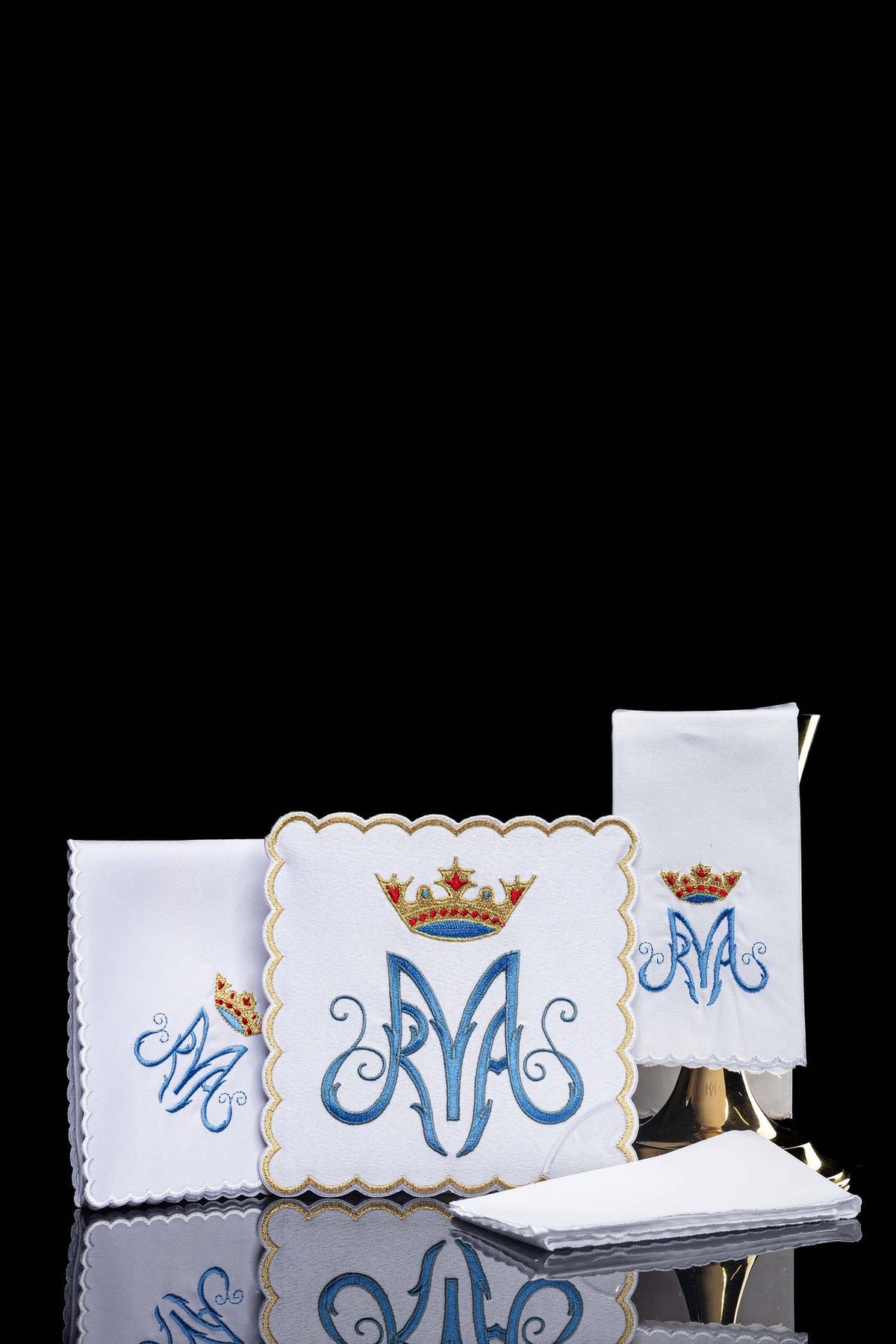 Kelchwäsche-Set in Weiß mit blauem Marienmonogramm und Krone, Gesamtansicht