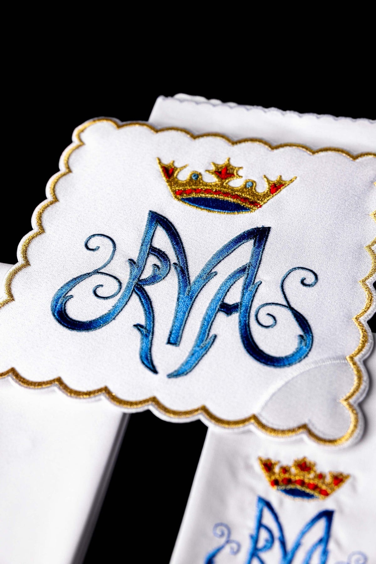 Kelchwäsche-Set mit Nahaufnahme des blauen Marienmonogramms und der Krone