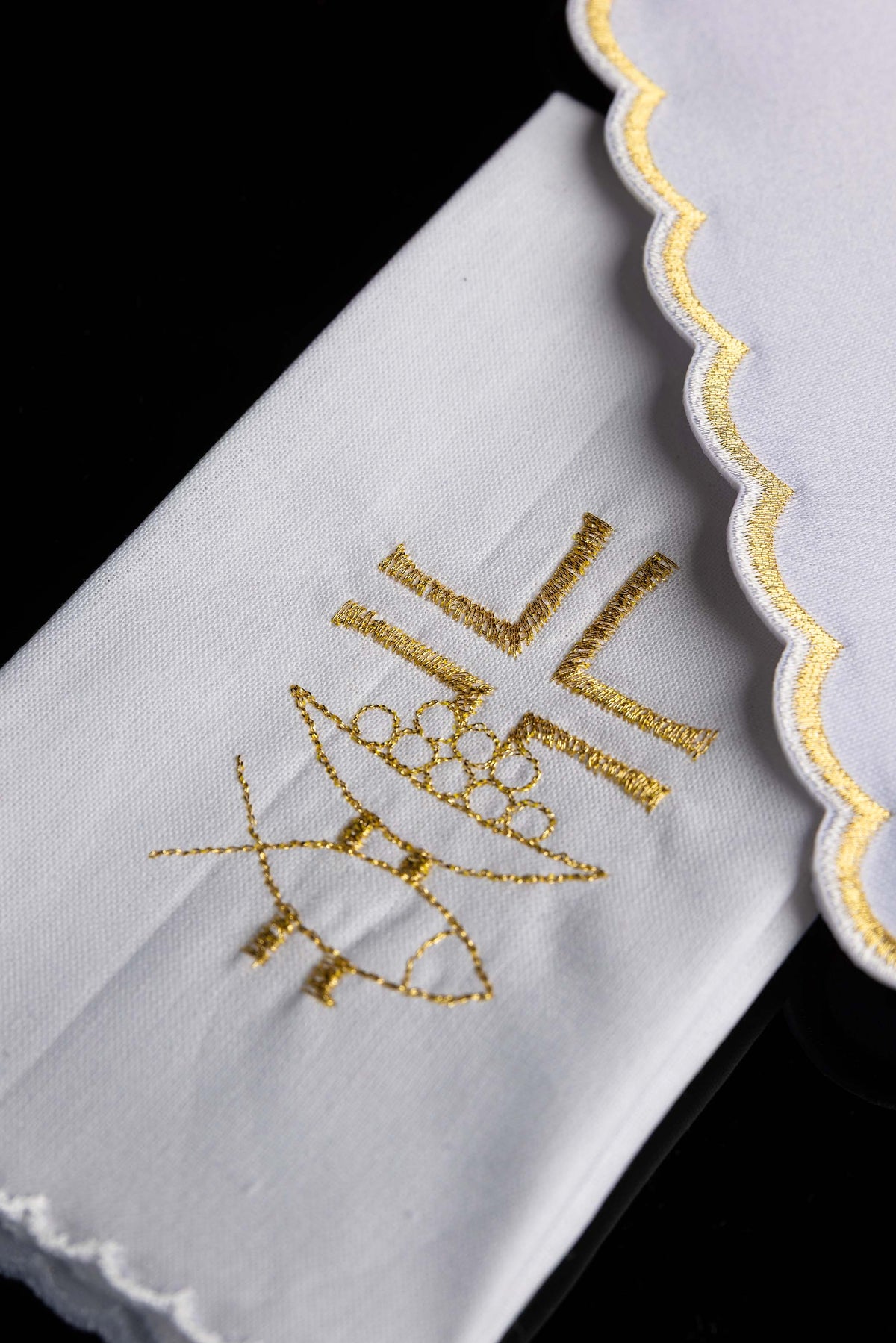 Kelchwäsche-Set, Nahaufnahme der goldenen eucharistischen Symbole auf weißem Stoff