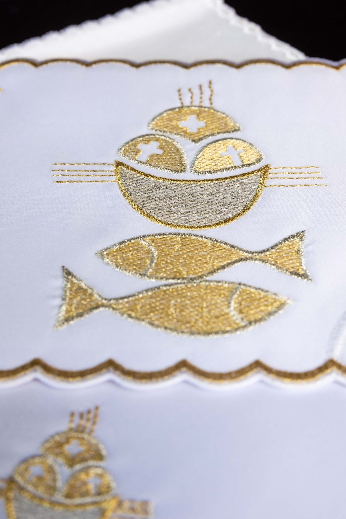 Kelchwäsche-Set mit Nahaufnahme der goldenen Brot- und Fischstickerei