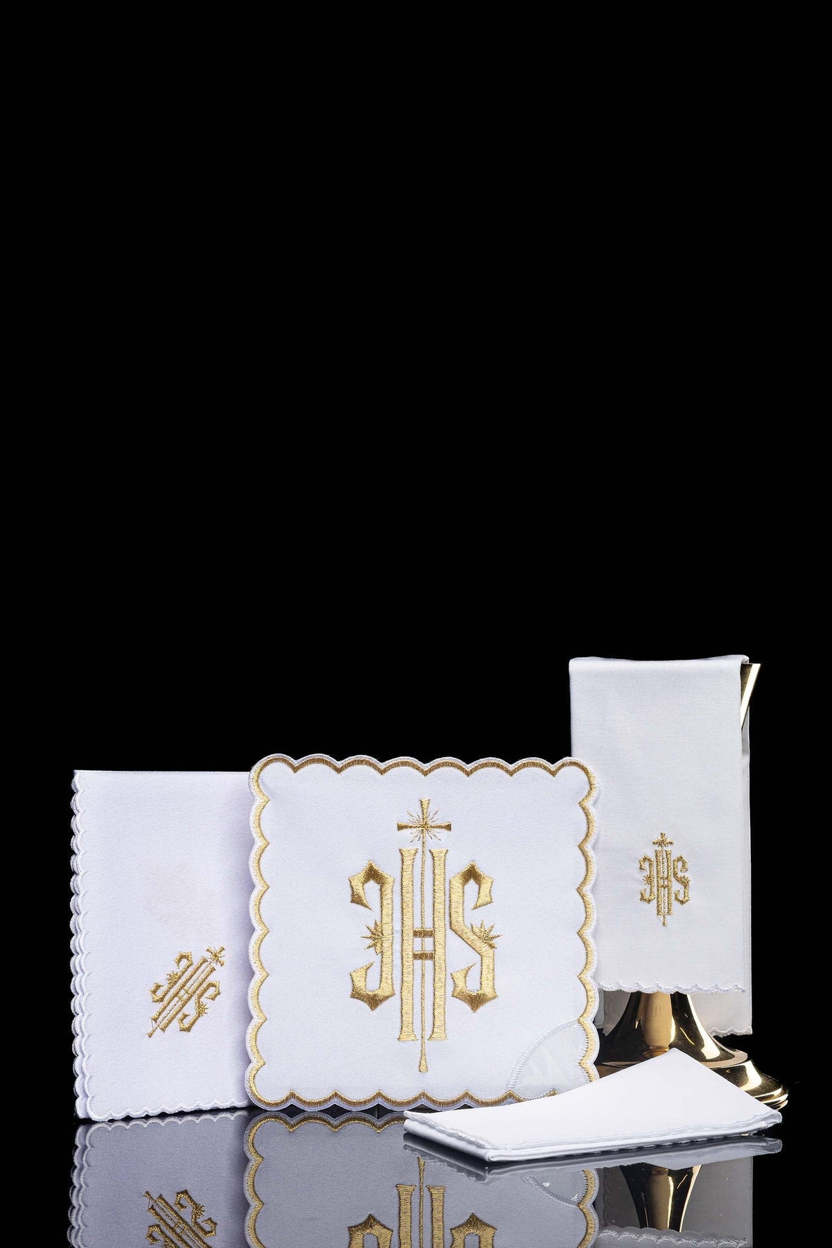 Kelchwäsche-Set in Weiß mit goldener IHS-Stickerei und eckiger Palla, Gesamtansicht
