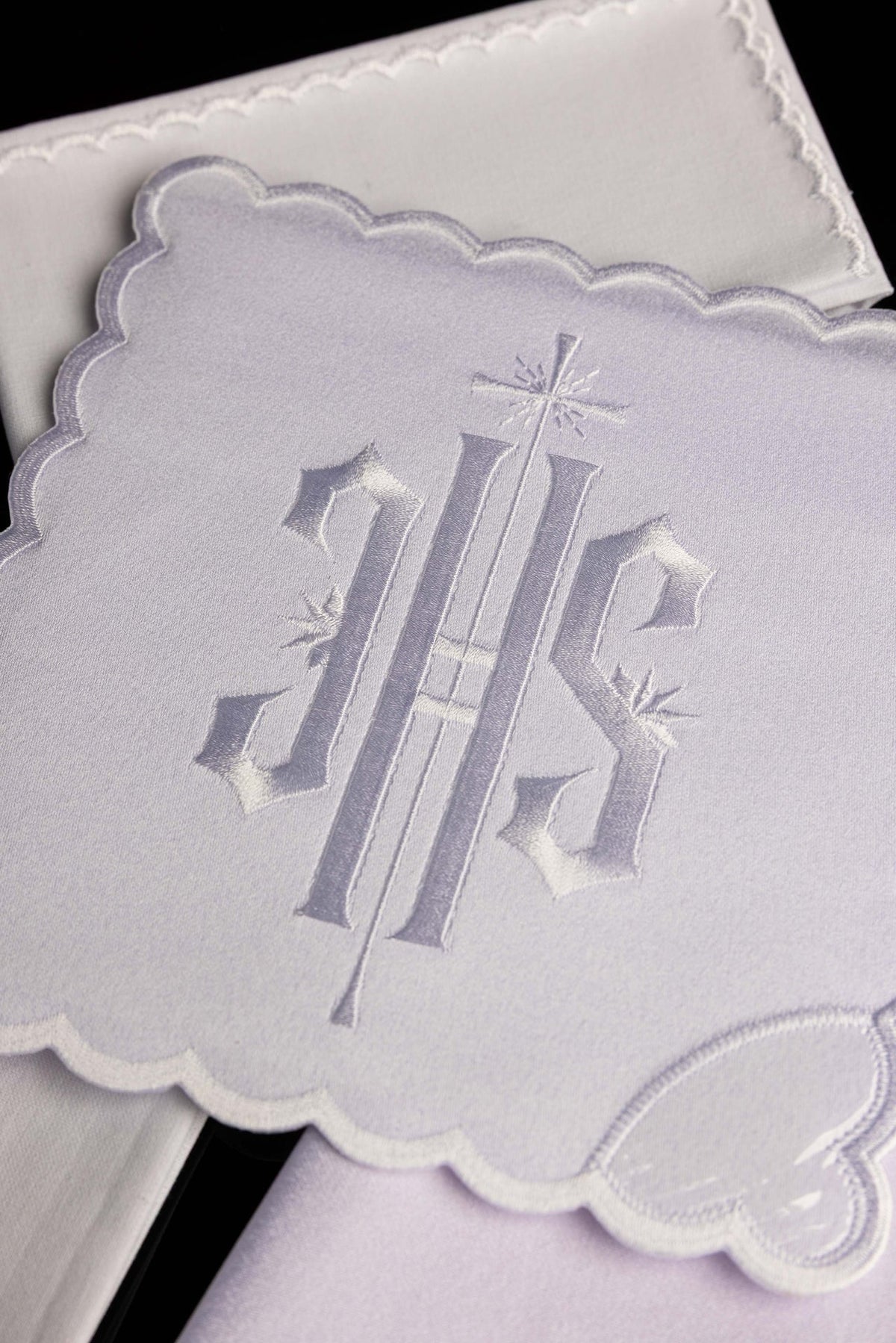 Kelchwäscheset, Nahaufnahme der großen IHS-Stickerei mit Kreuz