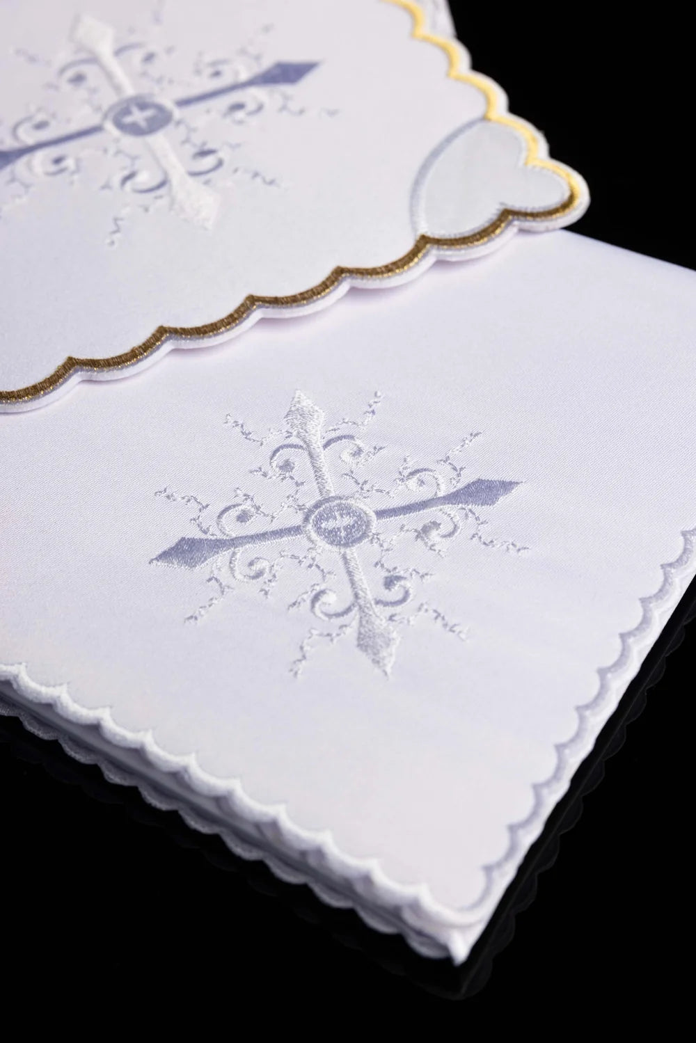 Kelchwäsche-Set, Detail des weißen Tuchs mit silberner Kreuzstickerei
