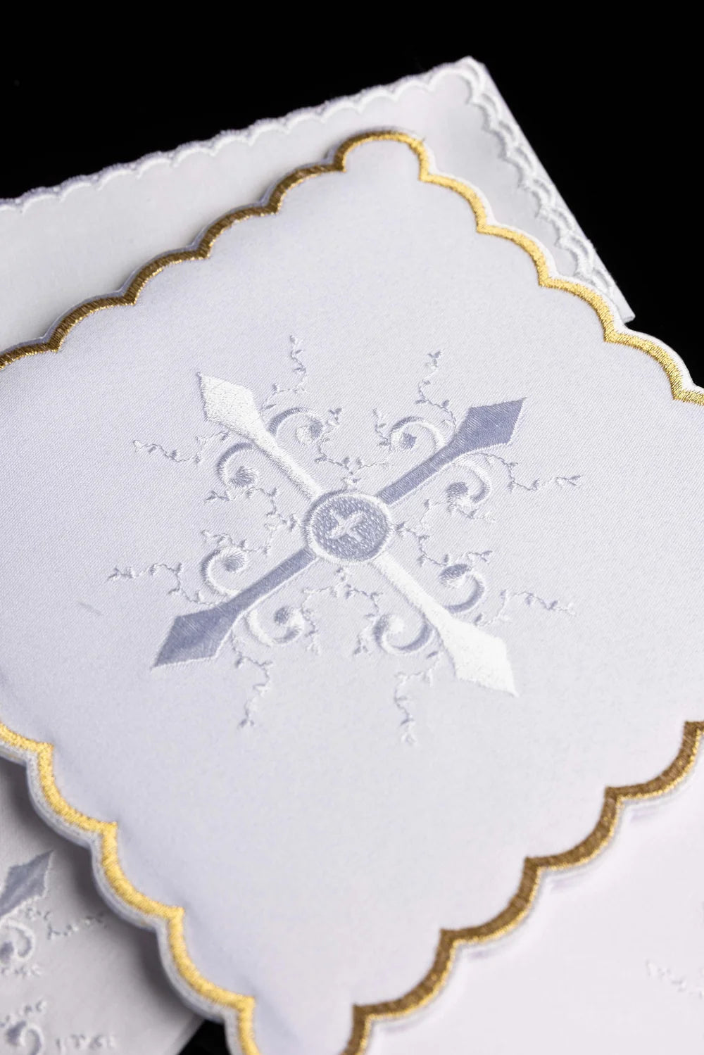 Kelchwäsche-Set, gefaltetes Tuch mit silbernem Kreuz und weißer Bogenkante