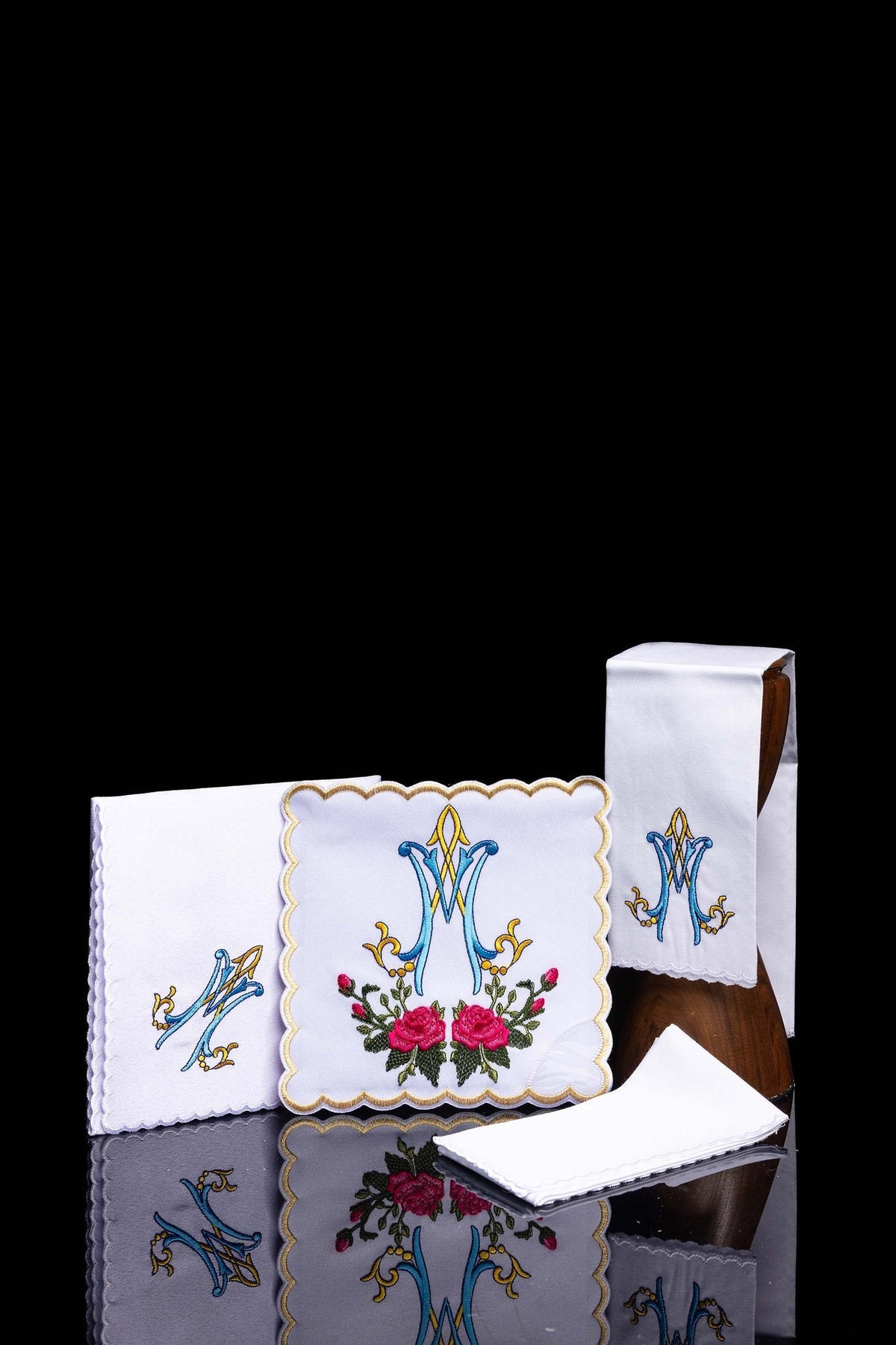 Kelchwäsche-Set in Weiß mit blau-goldenem Marienzeichen und roten Rosen, vollständig ausgelegt