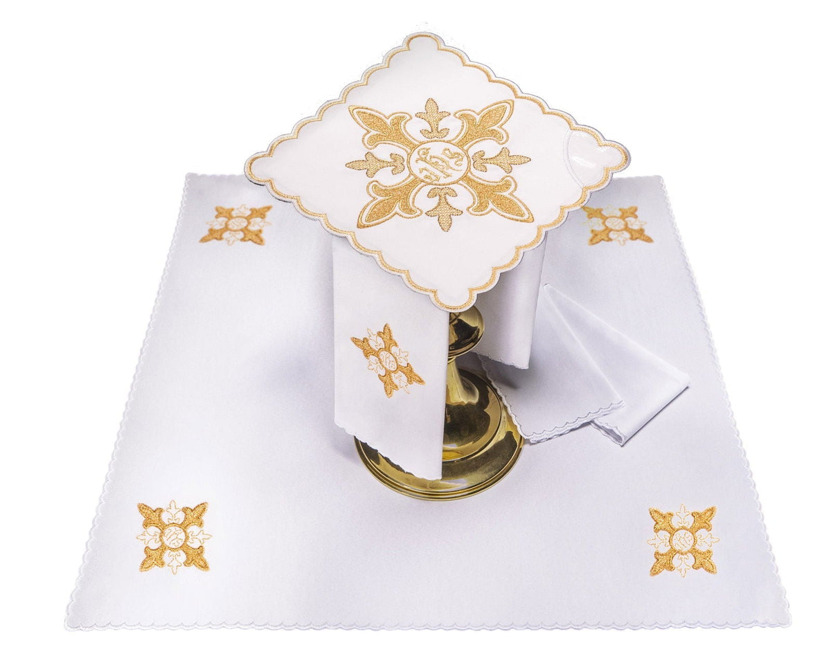 Kelchwäsche-Set in Weiß mit goldenem JHS-Ornament und eckiger Palla, aufgelegt mit goldenen Stickereien