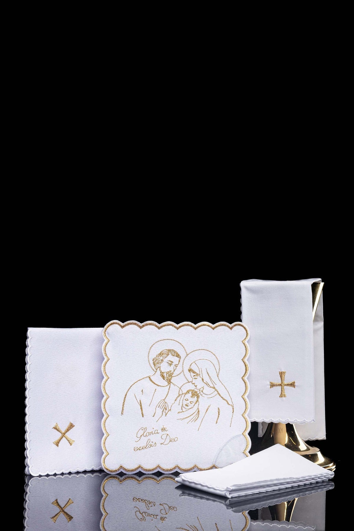 Kelchwäsche-Set in Weiß mit Heiliger Familie und Gloria-Schriftzug, Gesamtansicht mit goldenen Kreuzen