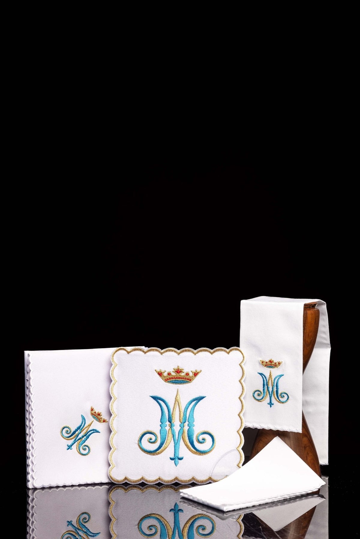 Kelchwäsche-Set in Weiß mit blau-goldenem Marienmonogramm und Krone, Gesamtansicht