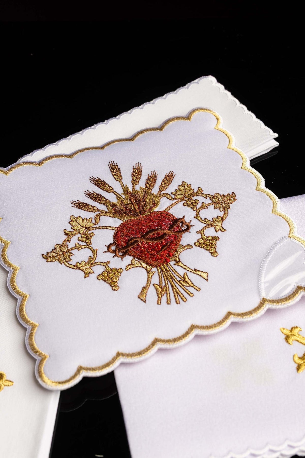 Kelchwäsche-Set mit Nahaufnahme der bestickten eckigen Palla