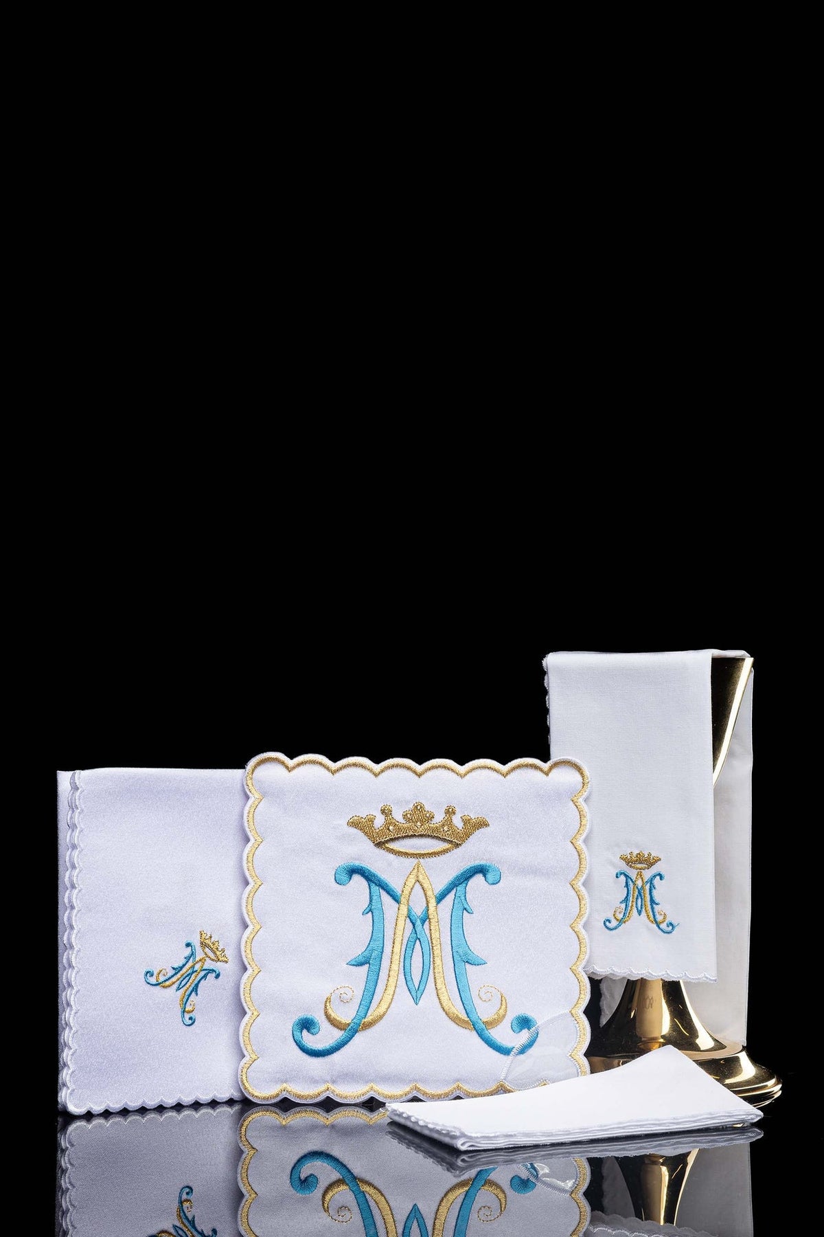 Kelchwäsche-Set in Weiß mit blau-goldenem Marienmonogramm, Krone und Goldrand, Gesamtansicht